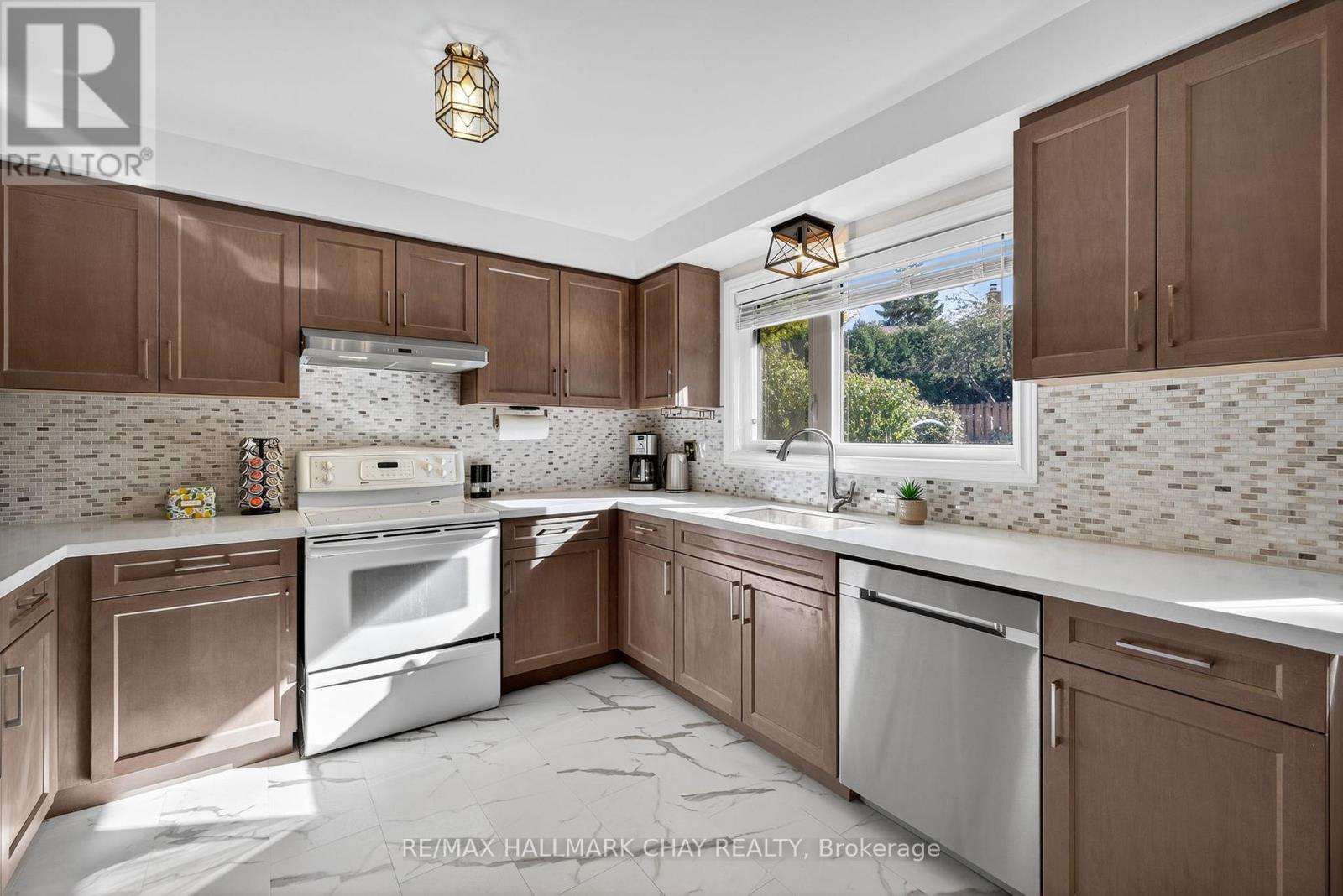 55 Massey Street, Brampton, Ontario  L6S 2V8 - Photo 9 - W12475848