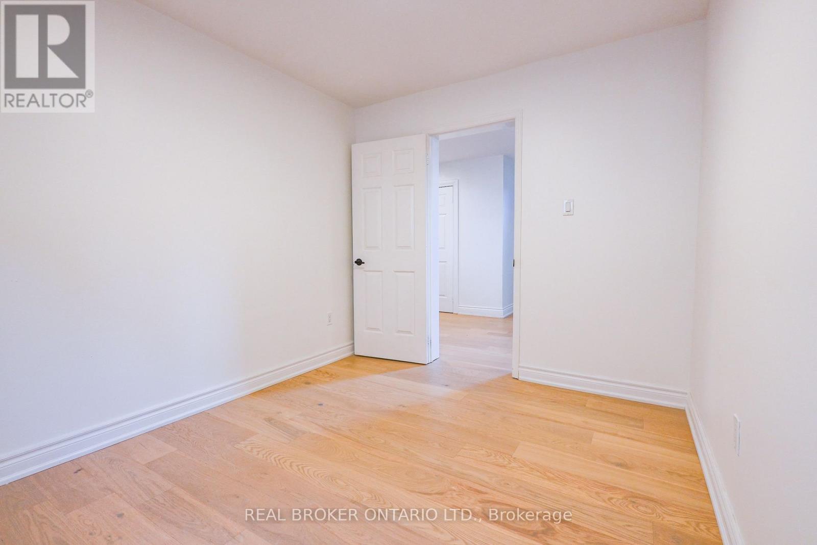 4326 Waterford Crescent, Mississauga, Ontario  L5R 2B2 - Photo 10 - W12475881
