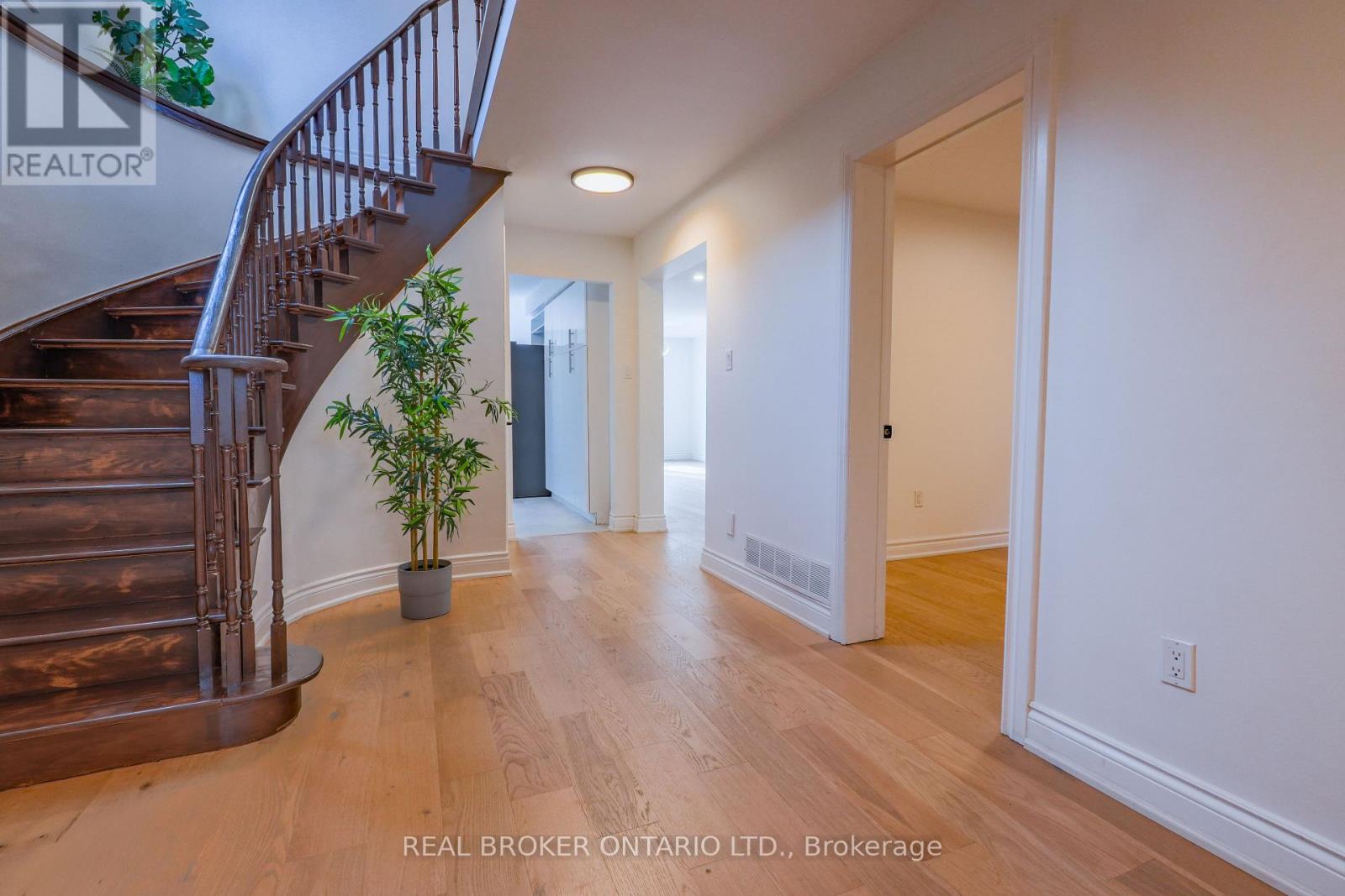 4326 Waterford Crescent, Mississauga, Ontario  L5R 2B2 - Photo 2 - W12475881