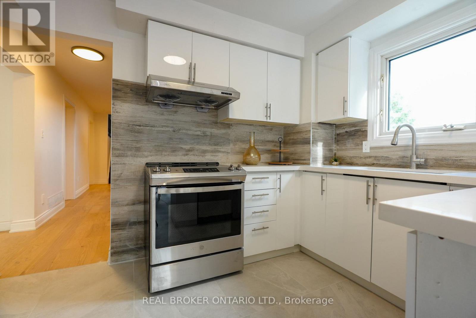 4326 Waterford Crescent, Mississauga, Ontario  L5R 2B2 - Photo 4 - W12475881