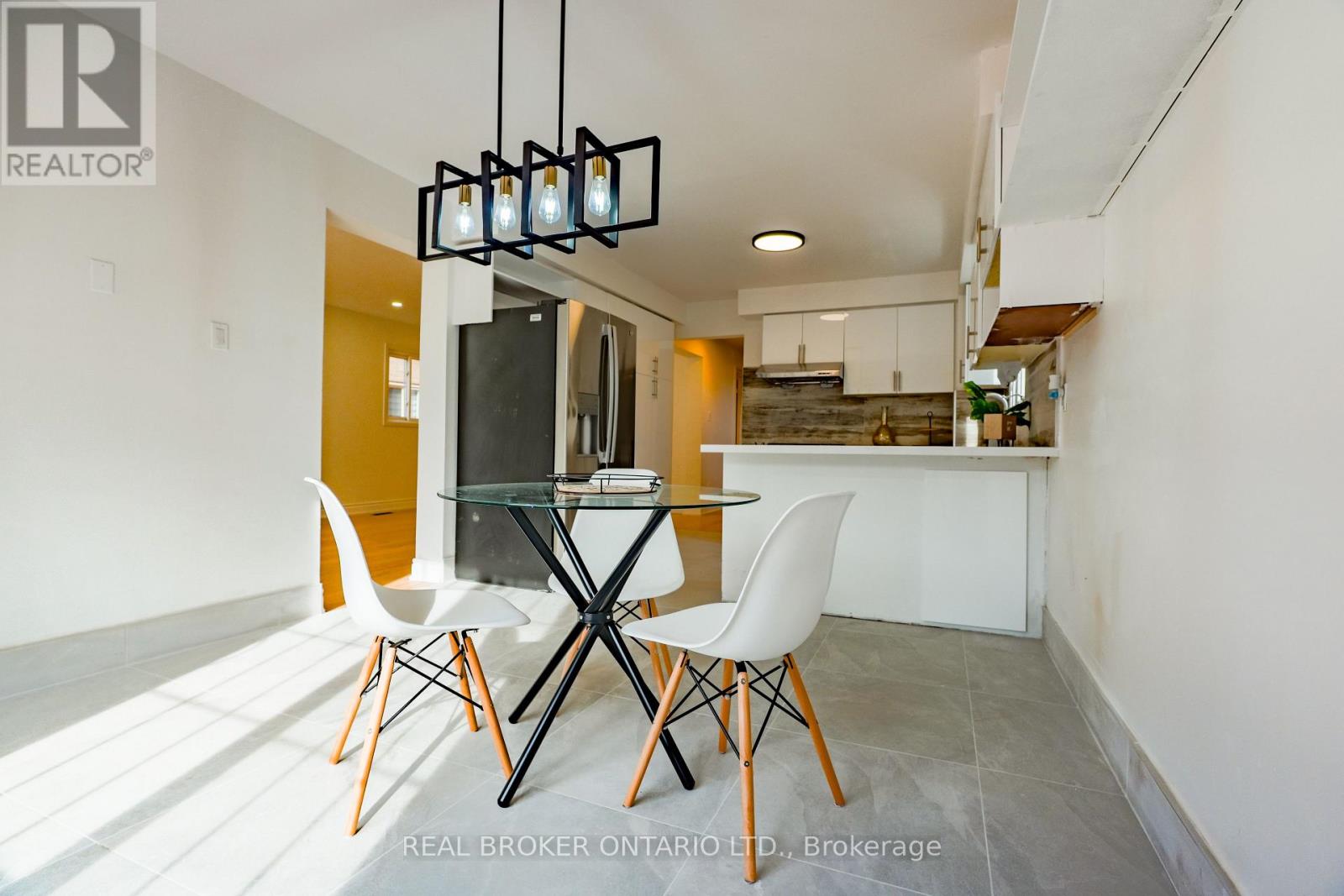 4326 Waterford Crescent, Mississauga, Ontario  L5R 2B2 - Photo 6 - W12475881