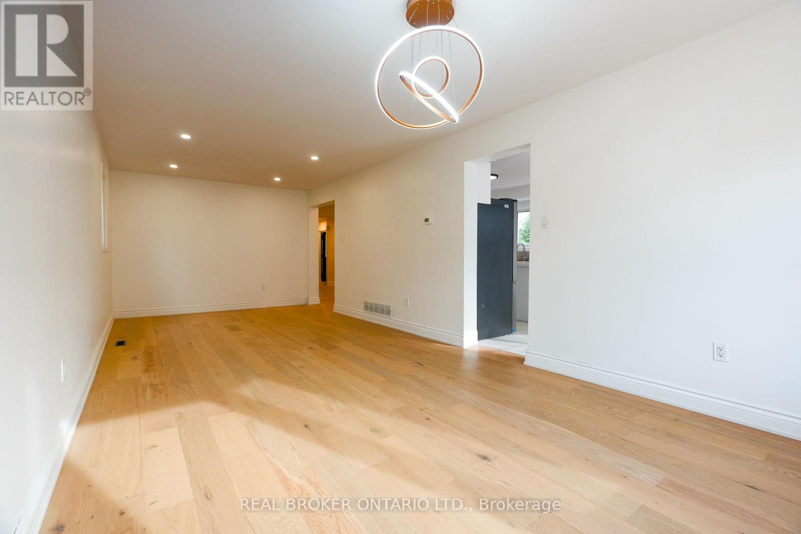 4326 Waterford Crescent, Mississauga, Ontario  L5R 2B2 - Photo 7 - W12475881