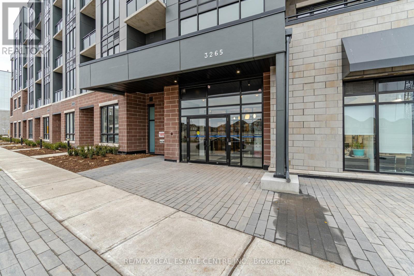 204 - 3265 Carding Mill Trail, Oakville, Ontario  L6M 5P7 - Photo 2 - W12475883