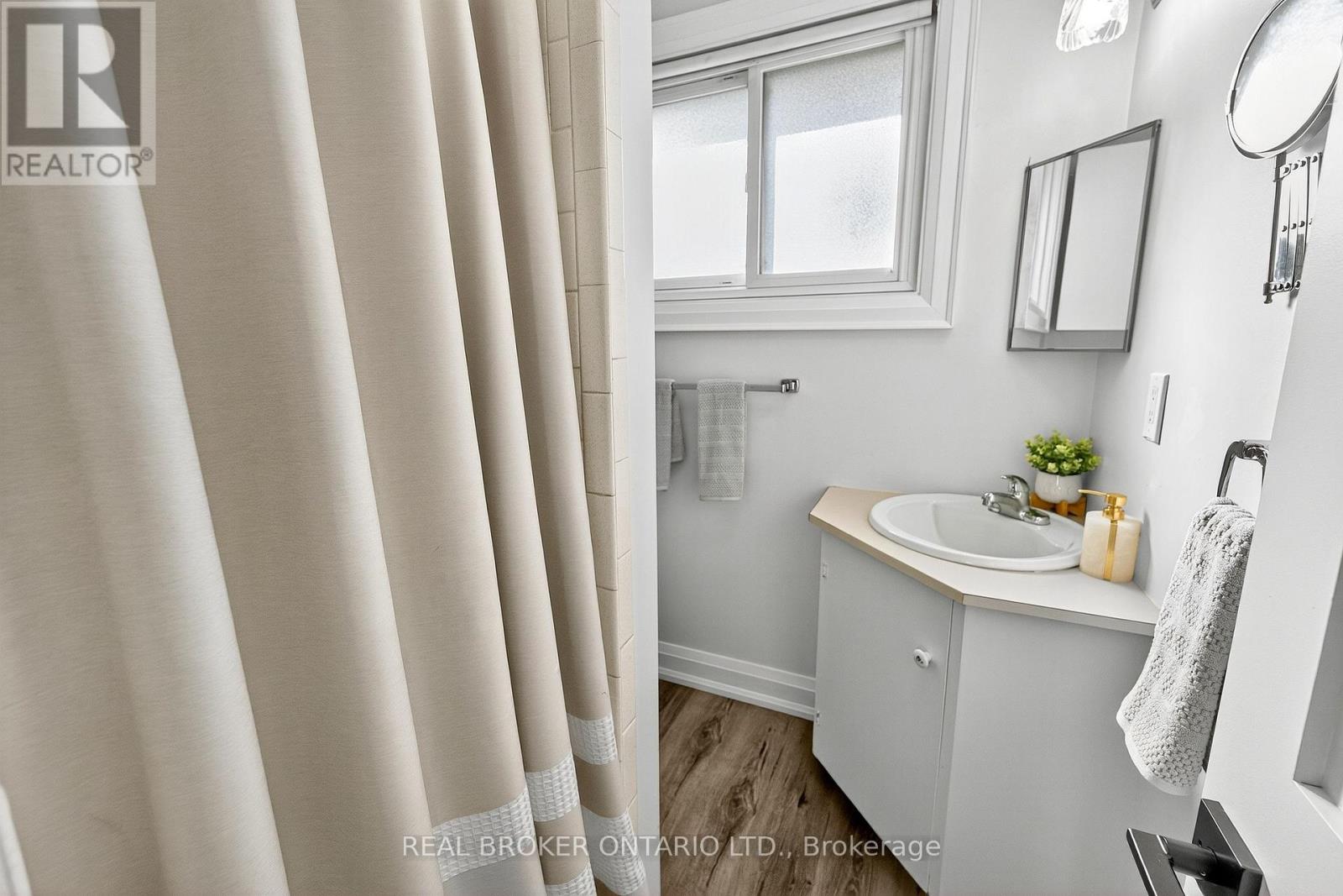10 Essex Place, Brampton, Ontario  L6T 2A6 - Photo 18 - W12475898