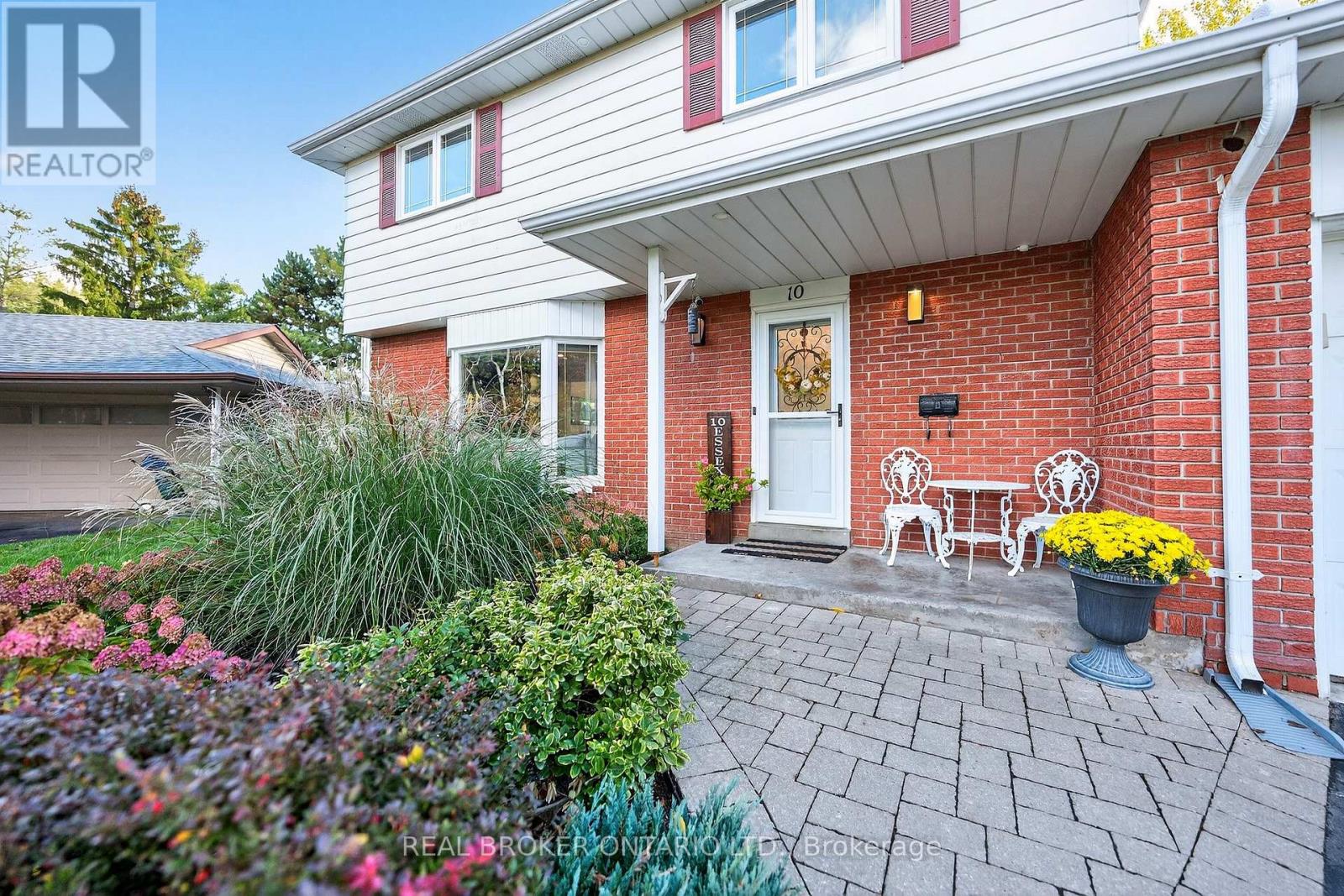 10 Essex Place, Brampton, Ontario  L6T 2A6 - Photo 2 - W12475898