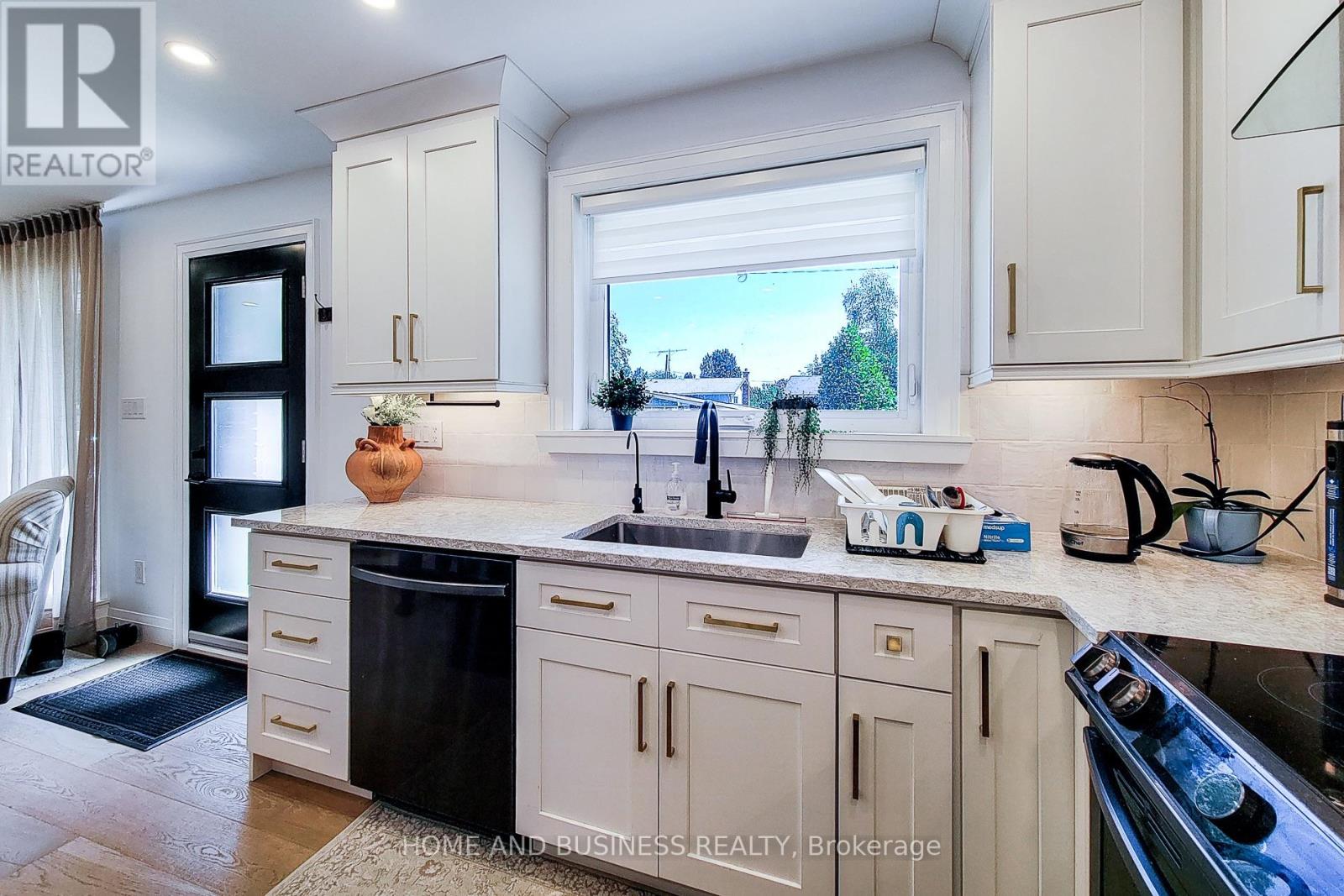 622 Braemore Road, Burlington, Ontario  L7N 3E5 - Photo 12 - W12475915