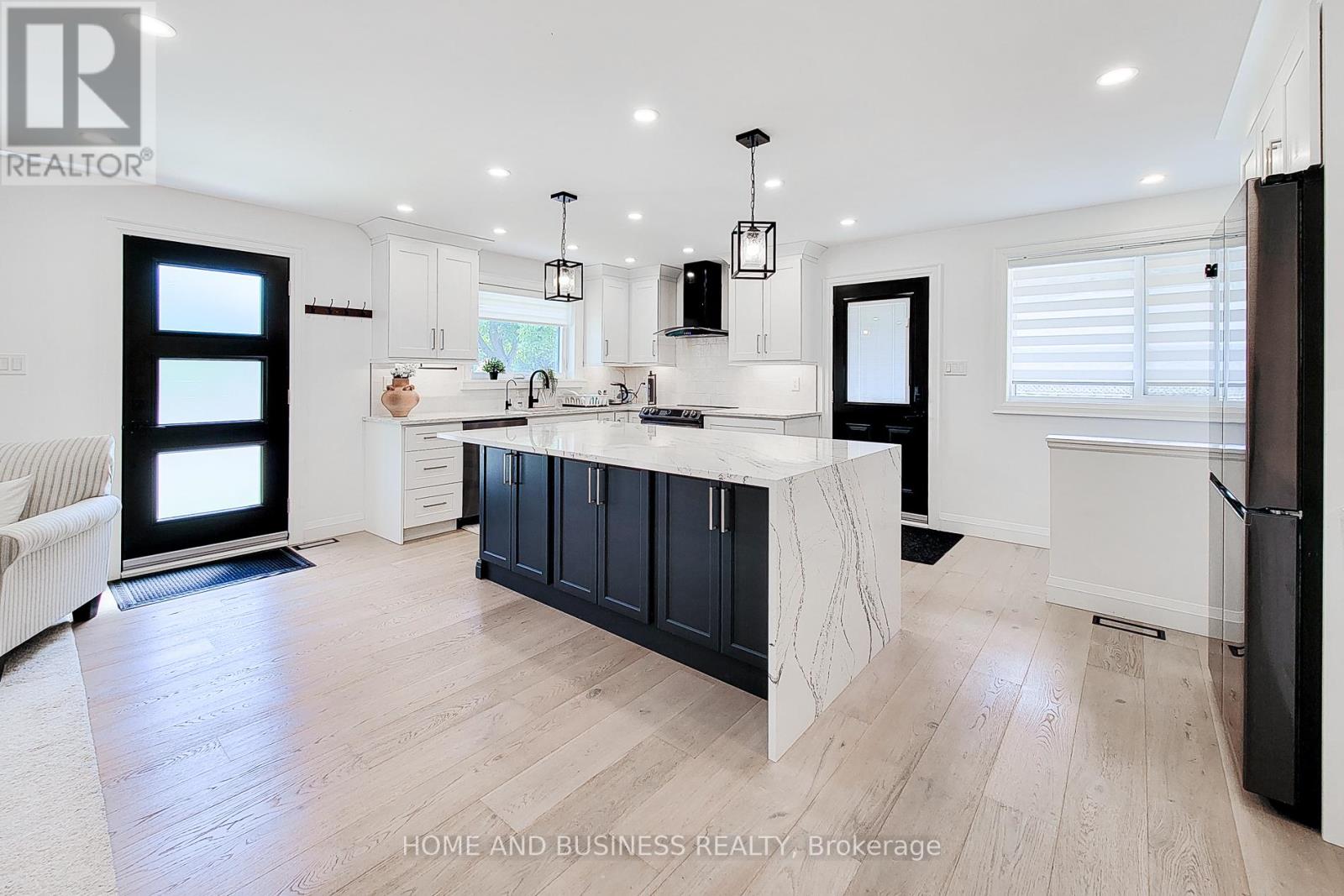 622 Braemore Road, Burlington, Ontario  L7N 3E5 - Photo 4 - W12475915