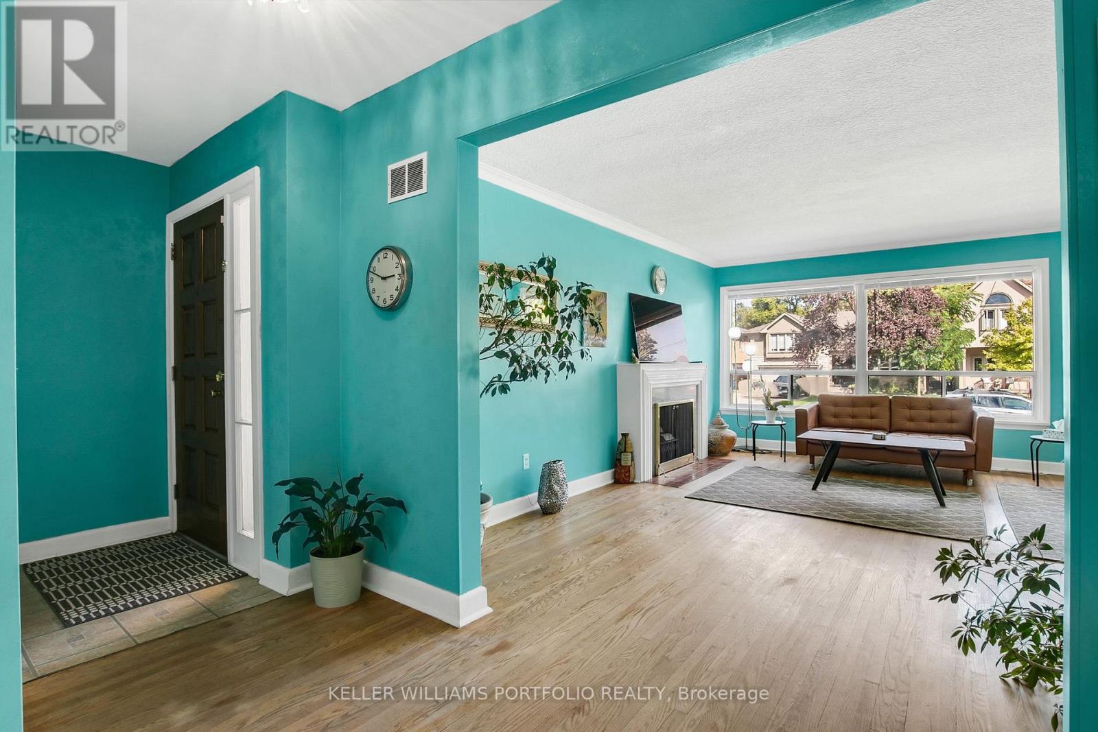 106 Botfield Avenue, Toronto, Ontario  M9B 4E5 - Photo 4 - W12475974