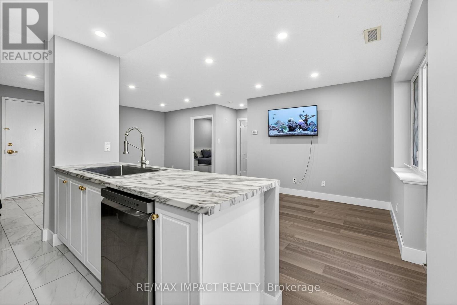 204 - 10 Dayspring Circle, Brampton (Goreway Drive Corridor), Ontario  L6P 1B9 - Photo 11 - W12475701