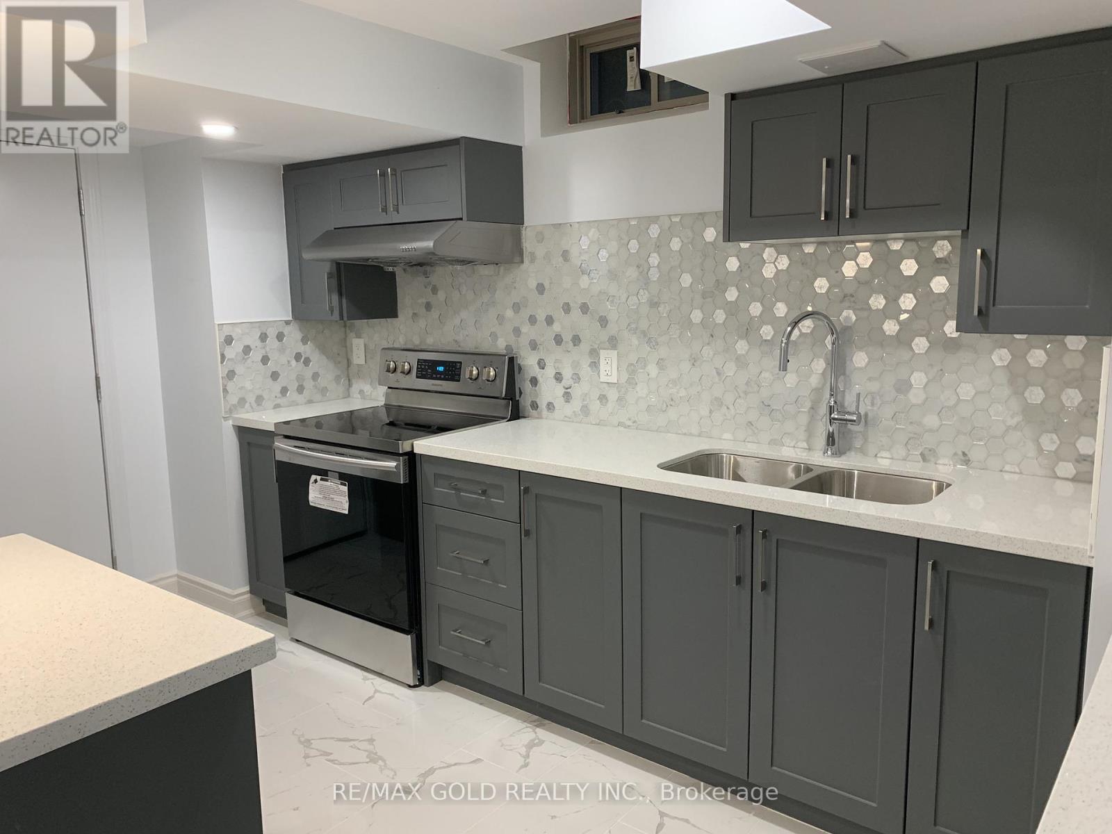 9 Dopp Crescent, Brampton, Ontario  L6P 4C8 - Photo 7 - W12475963
