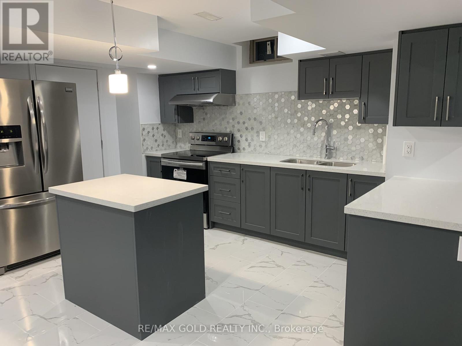9 Dopp Crescent, Brampton, Ontario  L6P 4C8 - Photo 9 - W12475963