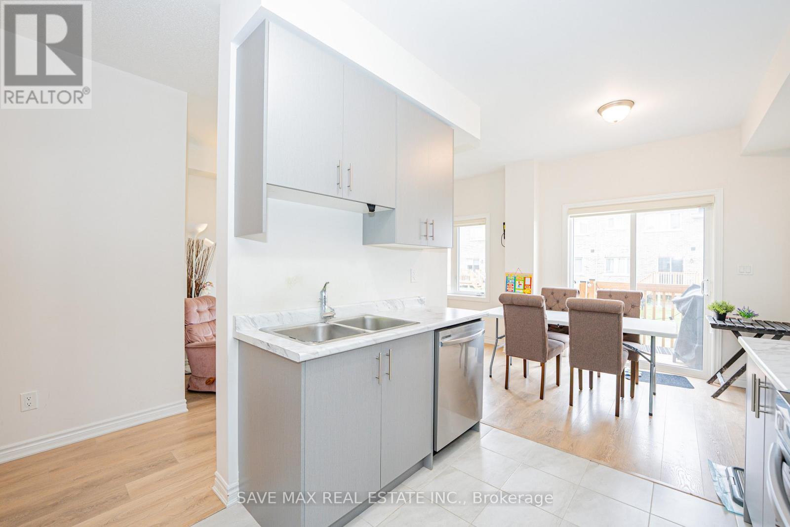 136 Sapphire Way, Thorold (Rolling Meadows), Ontario  L2V 0B8 - Photo 12 - X12475545