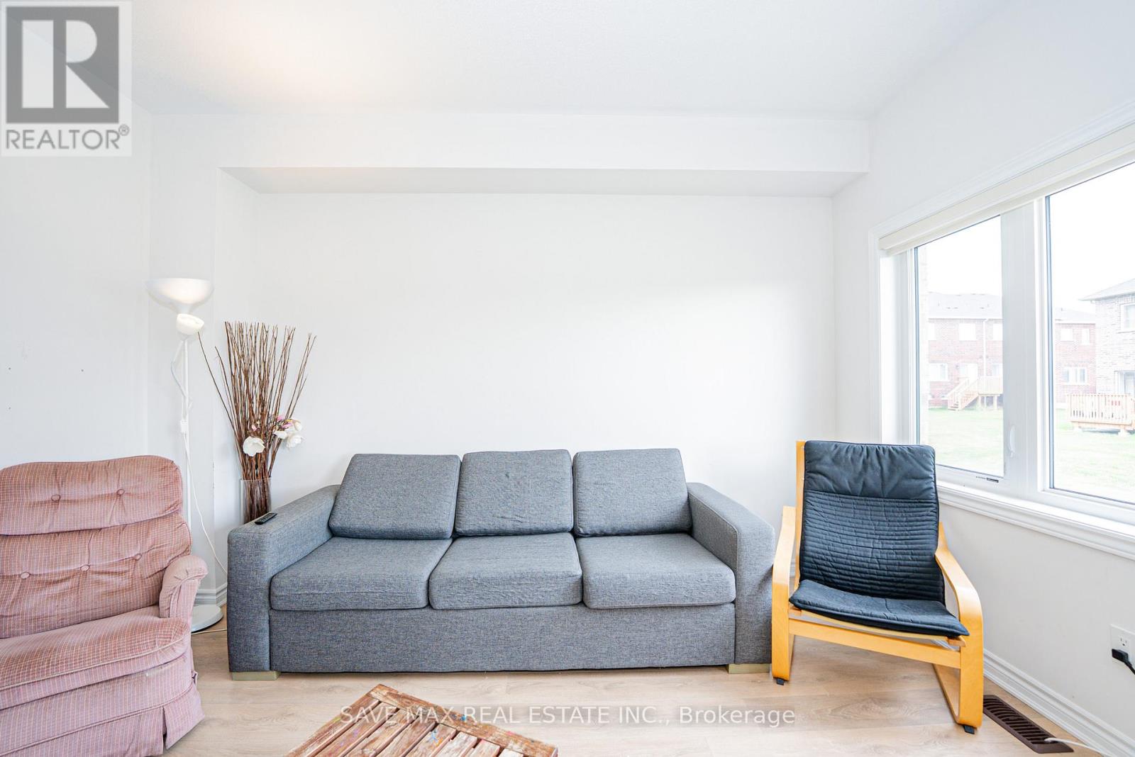 136 Sapphire Way, Thorold (Rolling Meadows), Ontario  L2V 0B8 - Photo 5 - X12475545