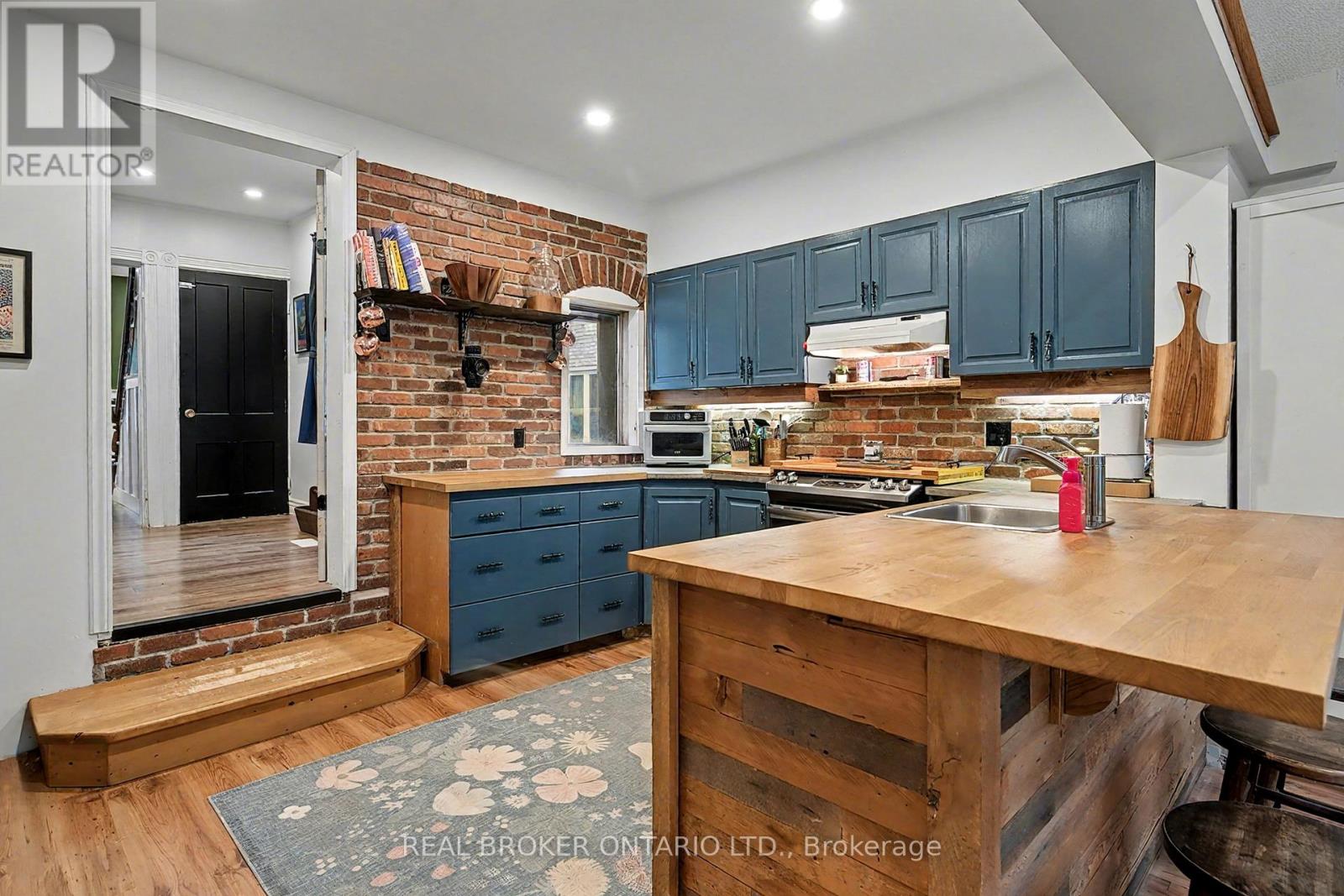 30 Wood Street, Mapleton, Ontario  N0G 1P0 - Photo 11 - X12475590