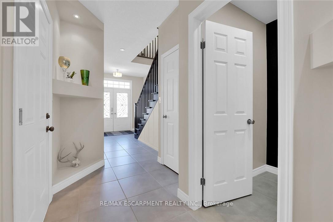 8 Chartwell Circle, Hamilton (Jerome), Ontario  L9A 0B6 - Photo 18 - X12475620