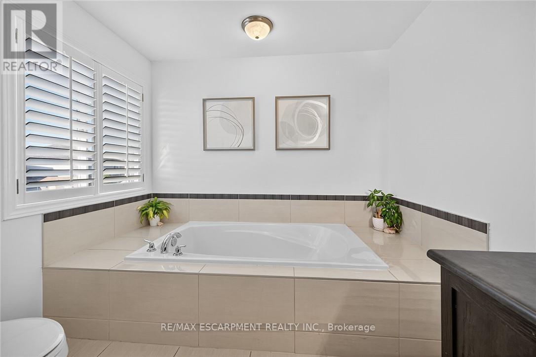 8 Chartwell Circle, Hamilton (Jerome), Ontario  L9A 0B6 - Photo 27 - X12475620