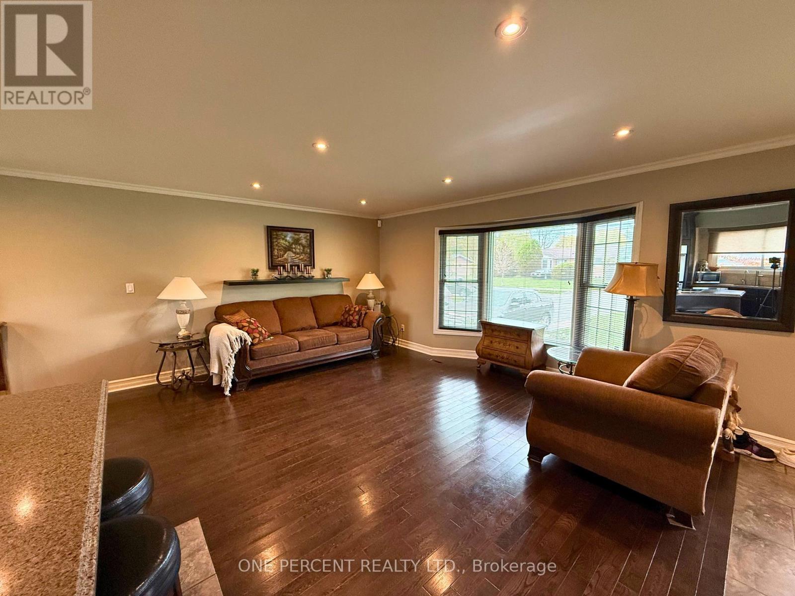 978 Ferndale Avenue, Fort Erie, Ontario  L2A 5S8 - Photo 3 - X12475645