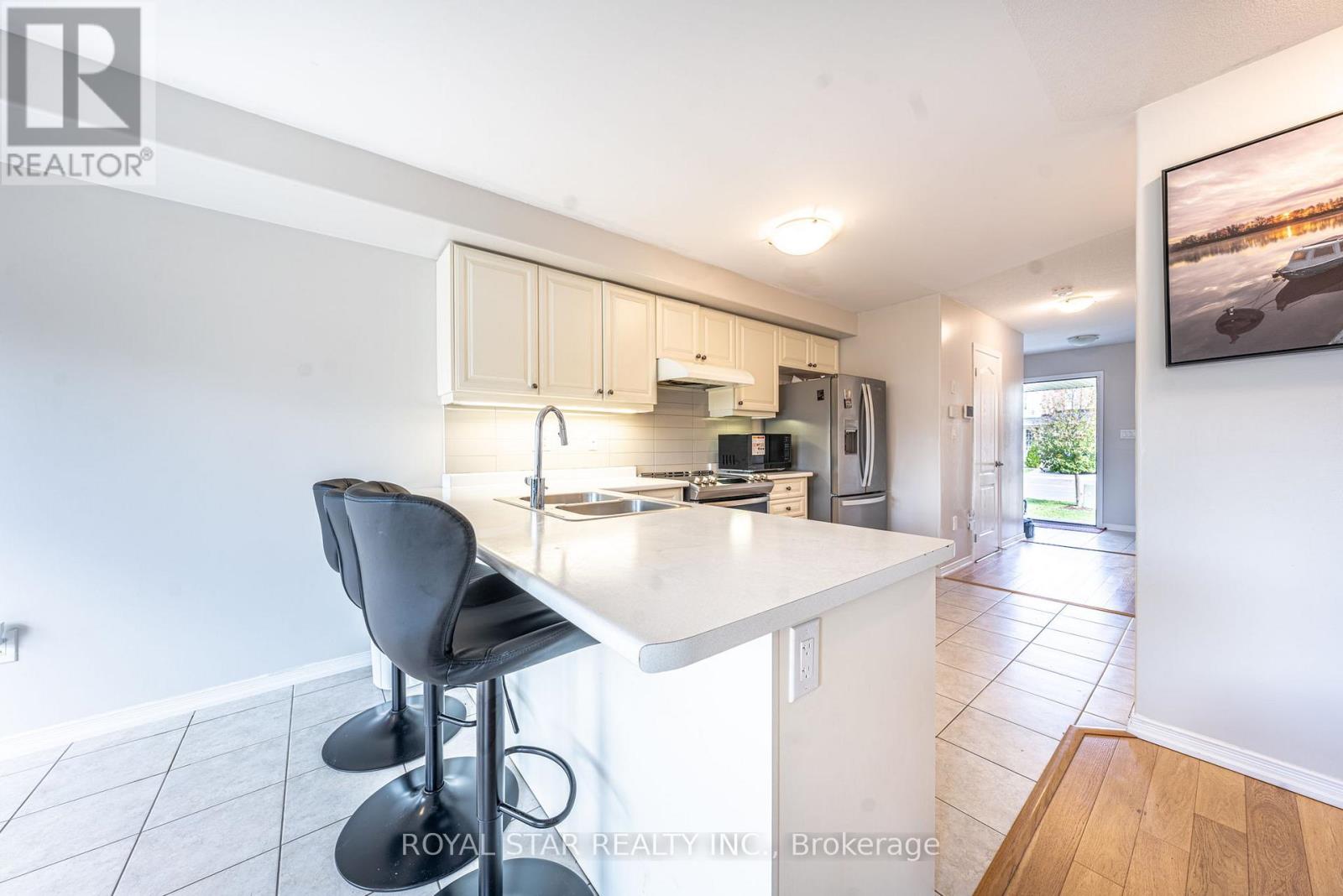 170 Esther Crescent, Thorold, Ontario  L3B 5N5 - Photo 4 - X12475671