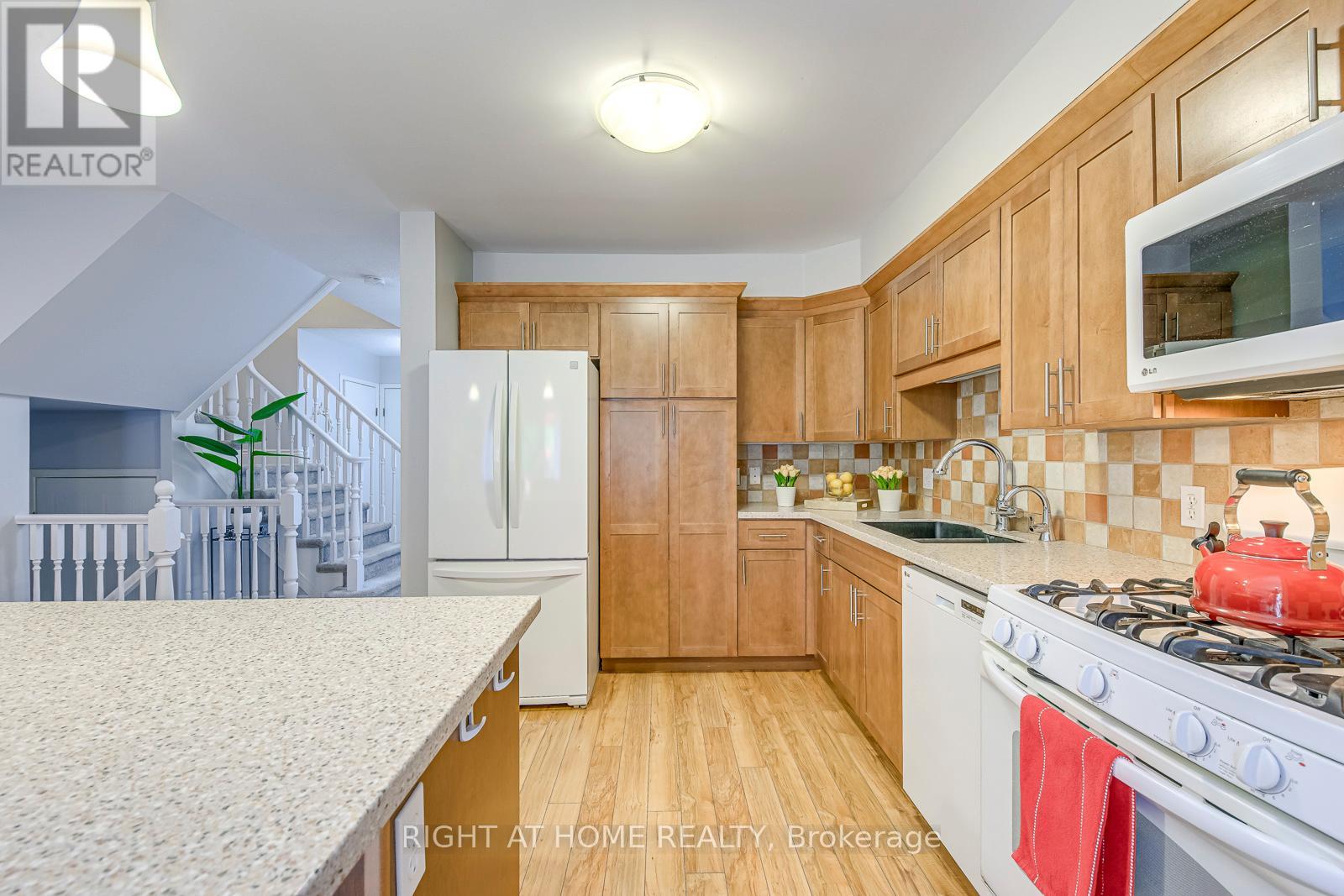 457 Laurel Gate Drive, Waterloo, Ontario  N2T 2S1 - Photo 7 - X12475709