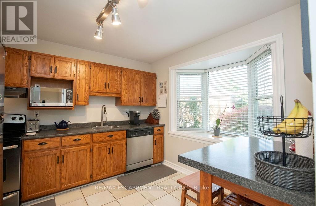 138 Victor Boulevard, Hamilton, Ontario  L9A 2V4 - Photo 3 - X12475949