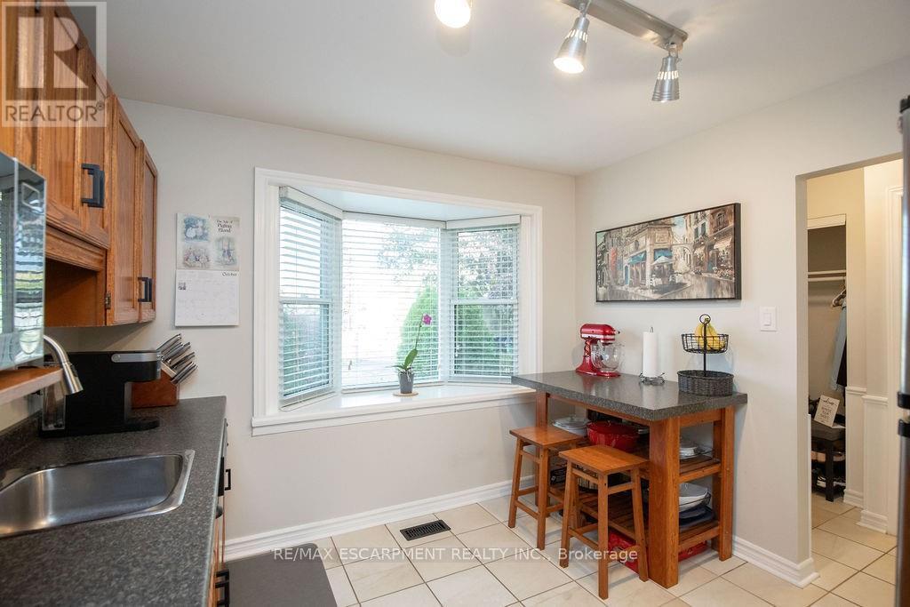 138 Victor Boulevard, Hamilton, Ontario  L9A 2V4 - Photo 4 - X12475949