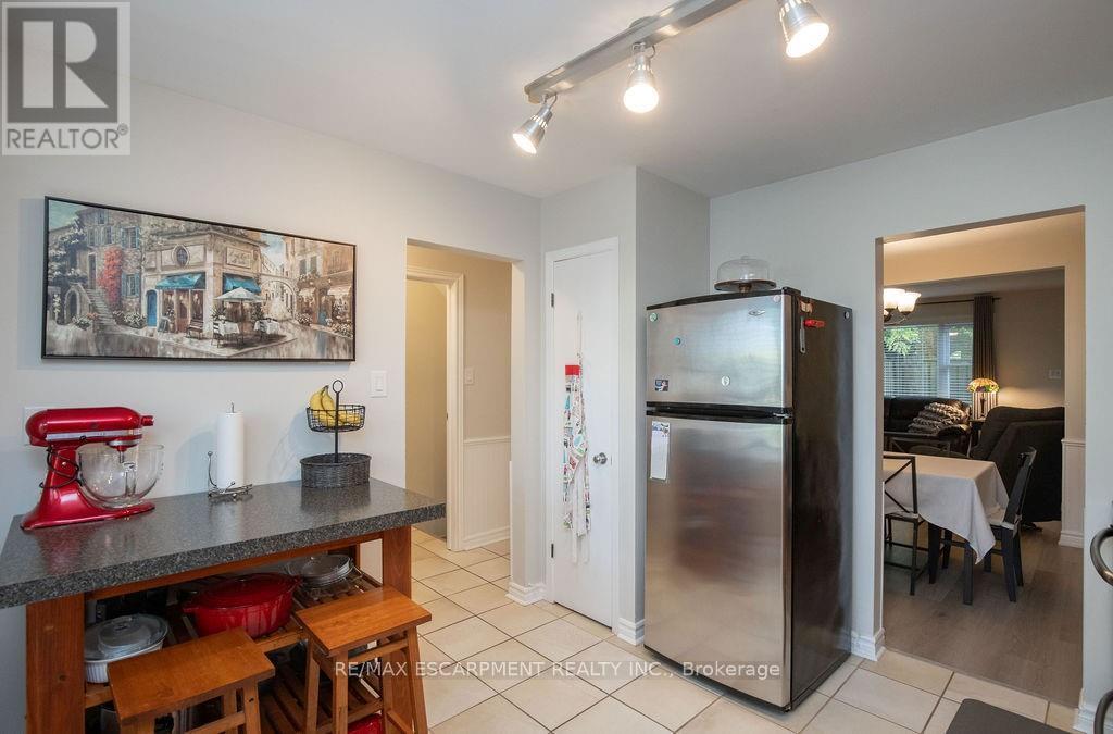 138 Victor Boulevard, Hamilton, Ontario  L9A 2V4 - Photo 5 - X12475949
