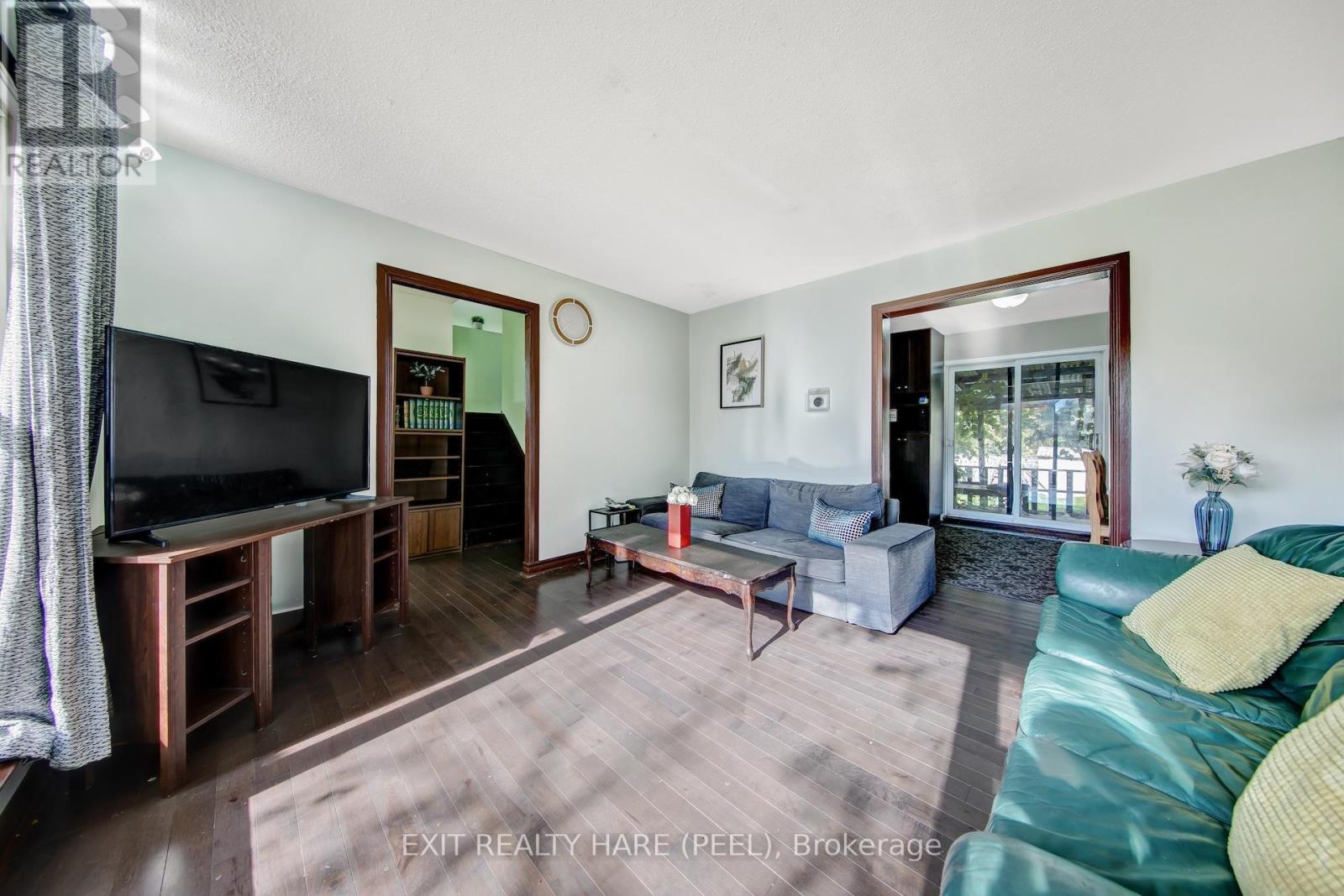 6 Earnscliffe Gate, Brampton, Ontario  L6T 3B3 - Photo 3 - W12474863