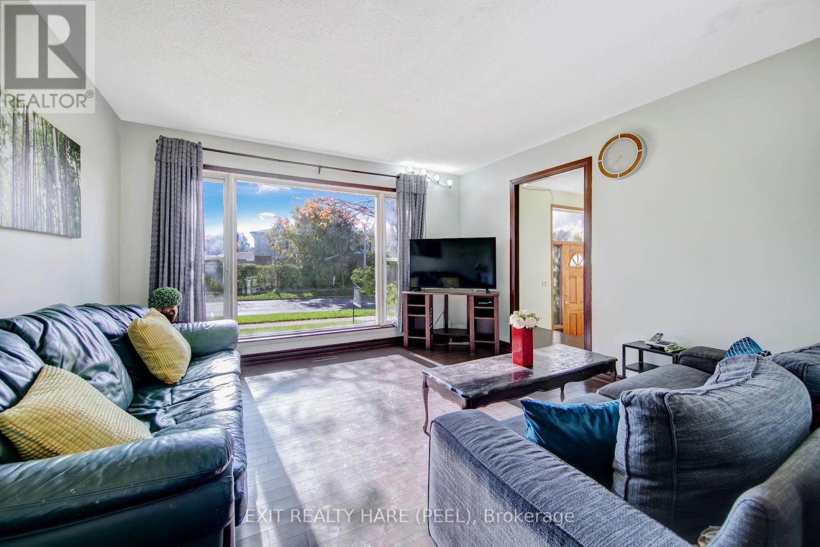 6 Earnscliffe Gate, Brampton, Ontario  L6T 3B3 - Photo 2 - W12474863
