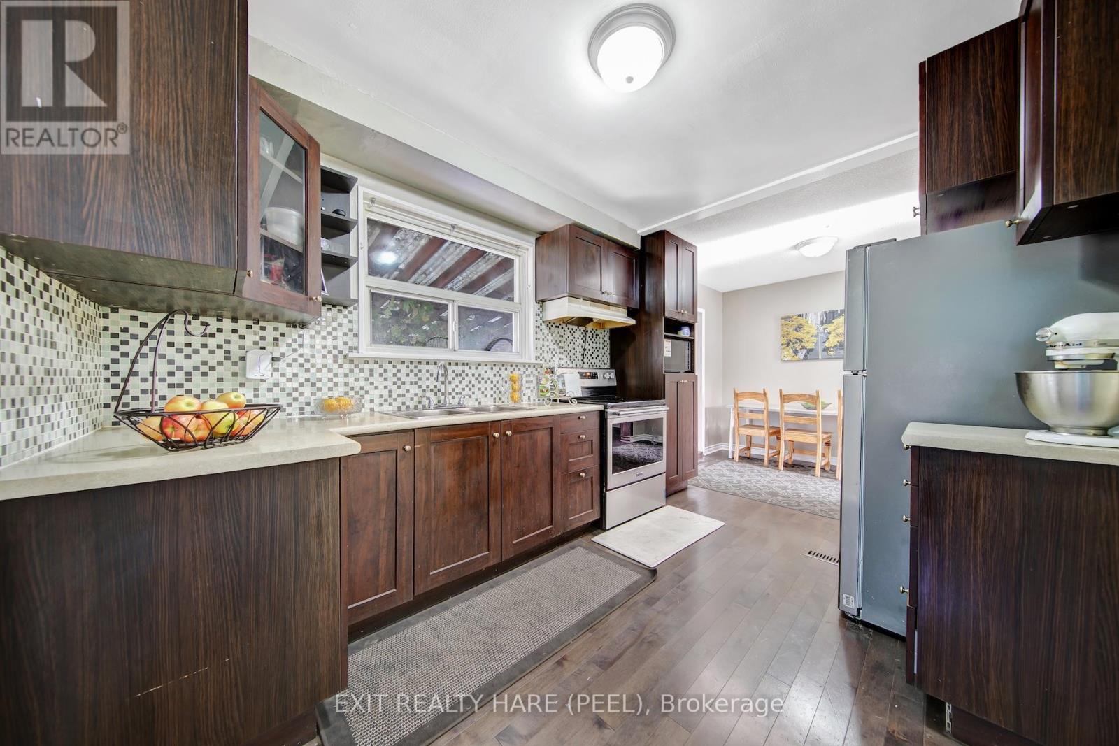6 Earnscliffe Gate, Brampton, Ontario  L6T 3B3 - Photo 7 - W12474863