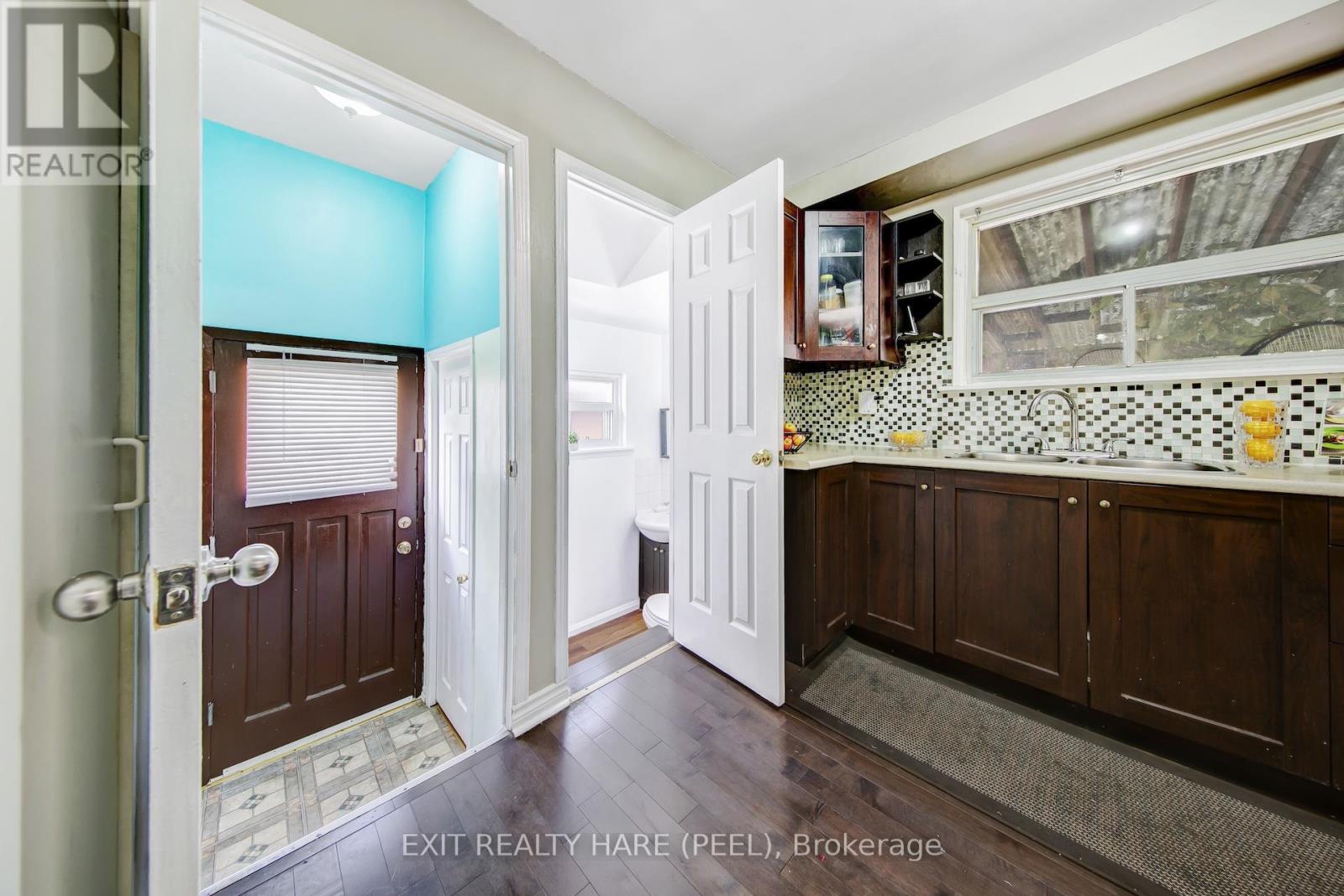 6 Earnscliffe Gate, Brampton, Ontario  L6T 3B3 - Photo 8 - W12474863