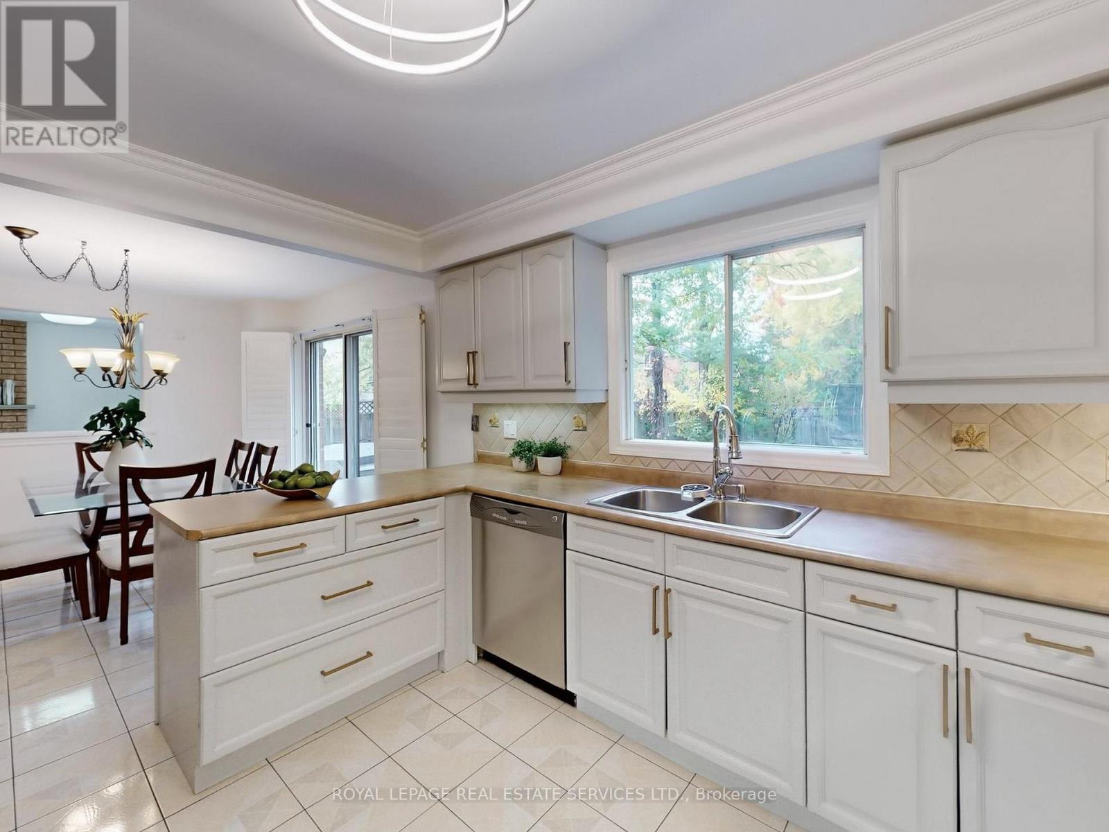 258 Westmount Boulevard, Vaughan (Beverley Glen), Ontario  L4J 7V9 - Photo 10 - N12475875