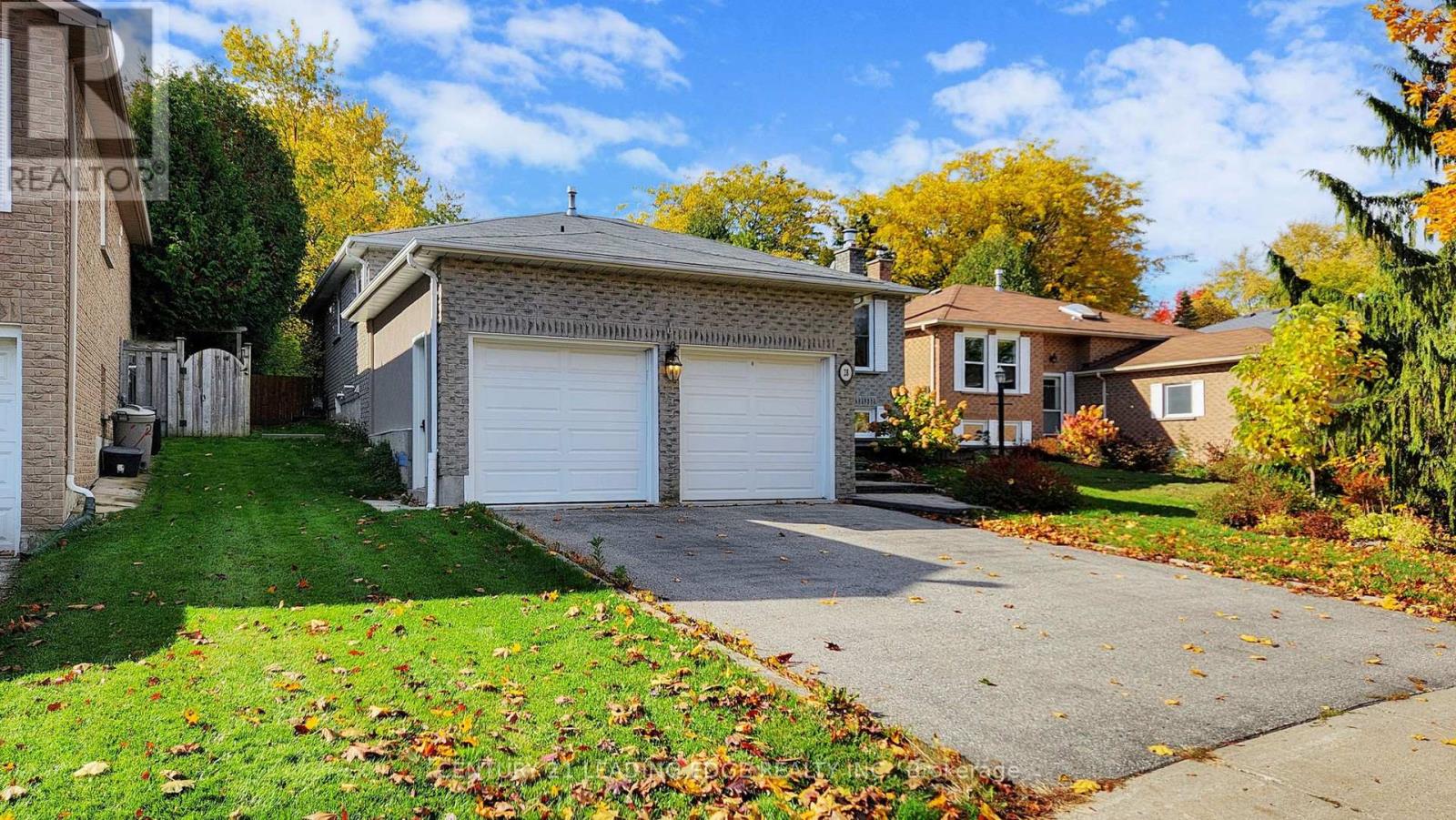 28 Stonehill Boulevard, East Gwillimbury, Ontario  L9N 1E3 - Photo 2 - N12475714