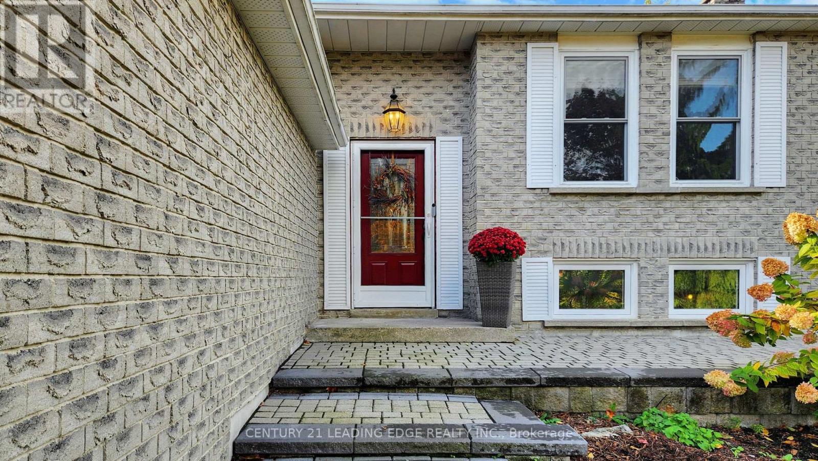 28 Stonehill Boulevard, East Gwillimbury, Ontario  L9N 1E3 - Photo 4 - N12475714