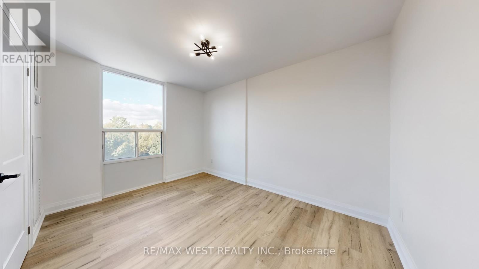 404 - 1535 Lakeshore Road E, Mississauga, Ontario  L5E 3E2 - Photo 24 - W12463670