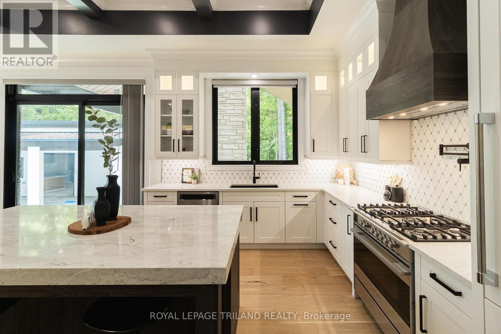 10175 Merrywood Drive, Lambton Shores, Ontario  N0M 1T0 - Photo 16 - X12348026