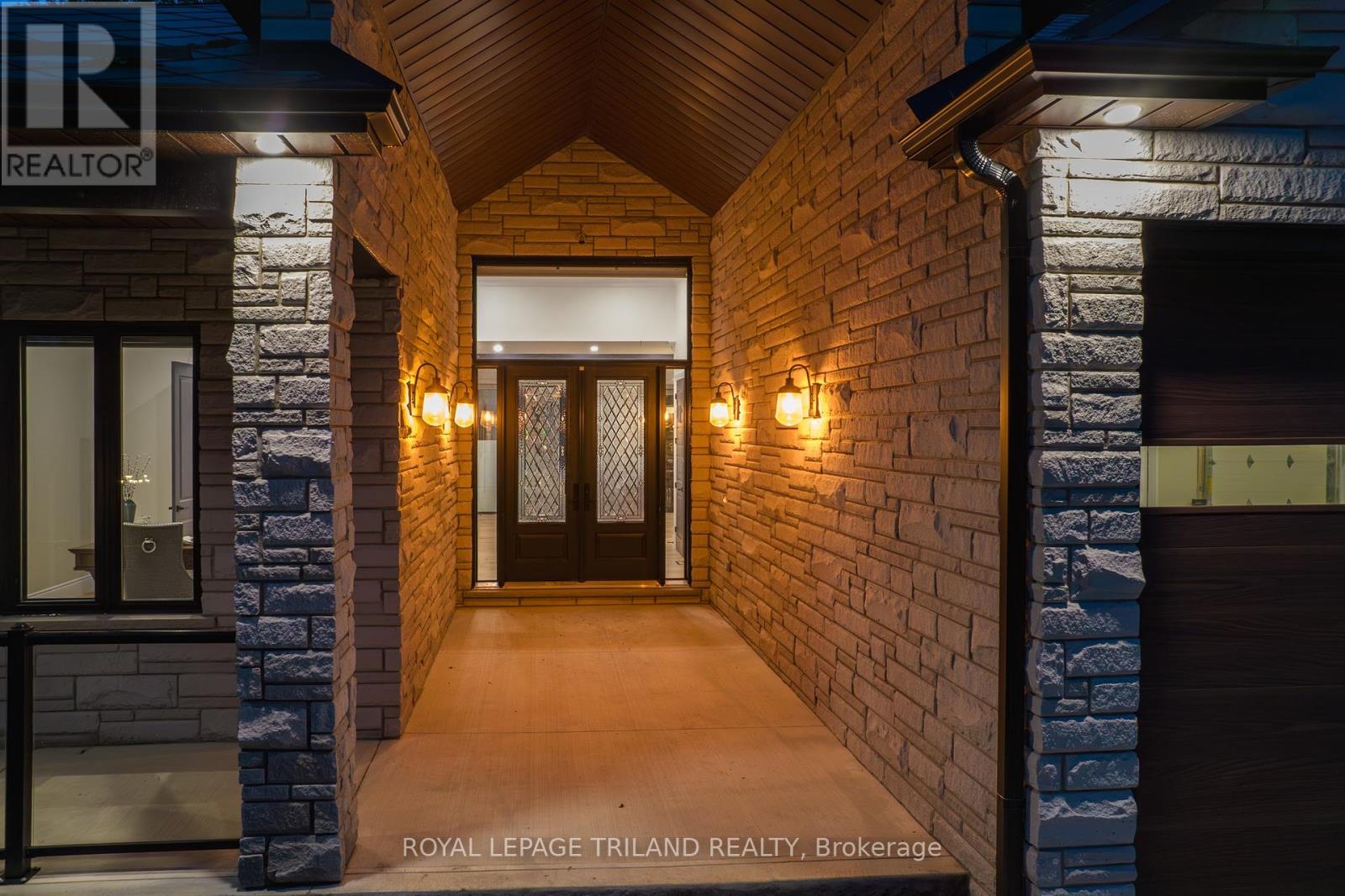 10175 Merrywood Drive, Lambton Shores, Ontario  N0M 1T0 - Photo 7 - X12348026