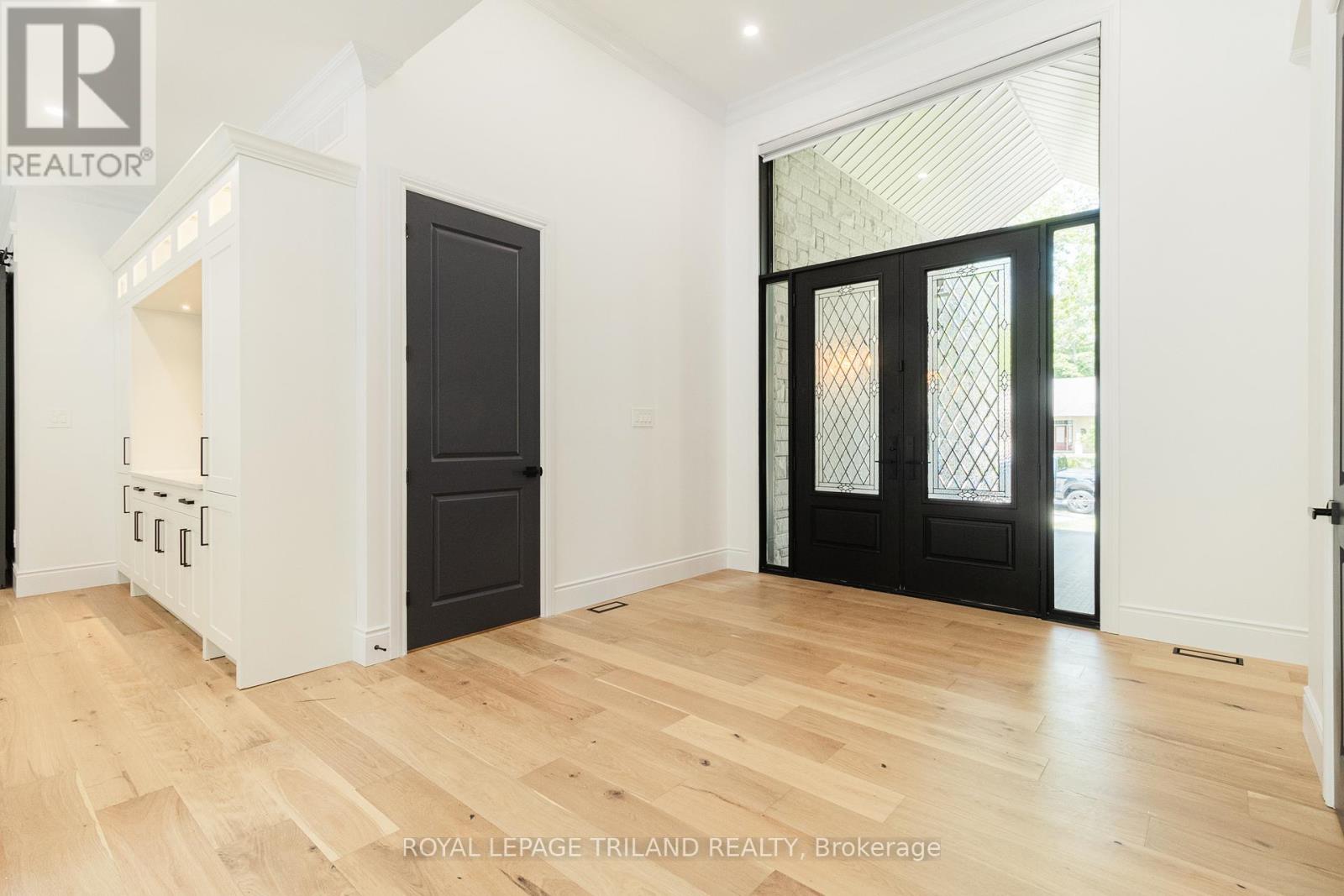 10175 Merrywood Drive, Lambton Shores, Ontario  N0M 1T0 - Photo 9 - X12348026