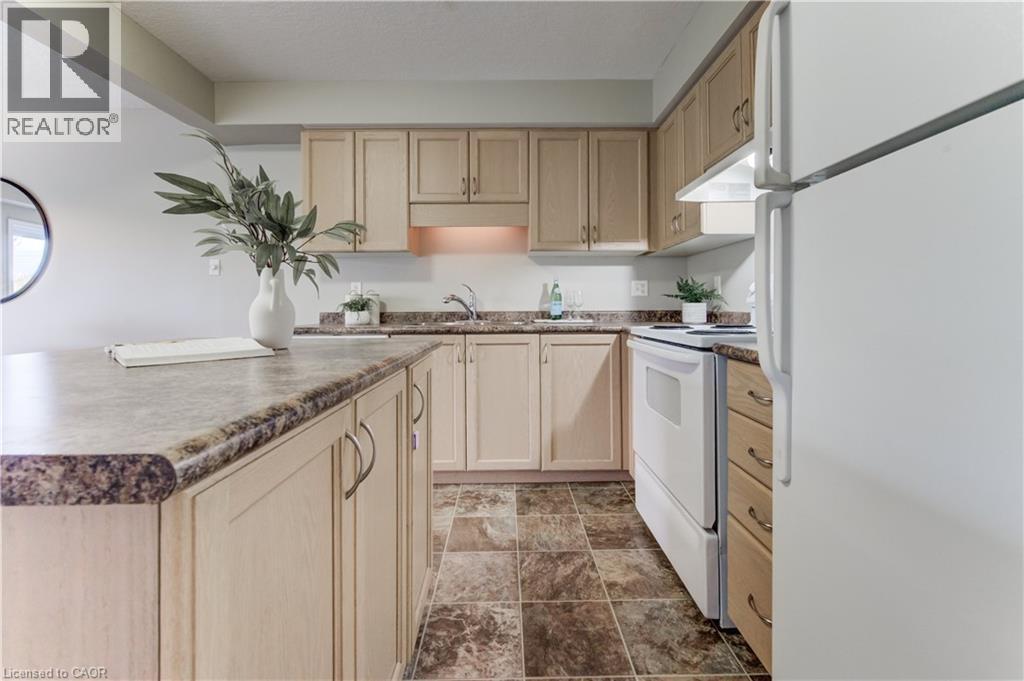 355 Fisher Mills Road Unit# 27, Cambridge, Ontario  N3C 4N5 - Photo 4 - 40781378