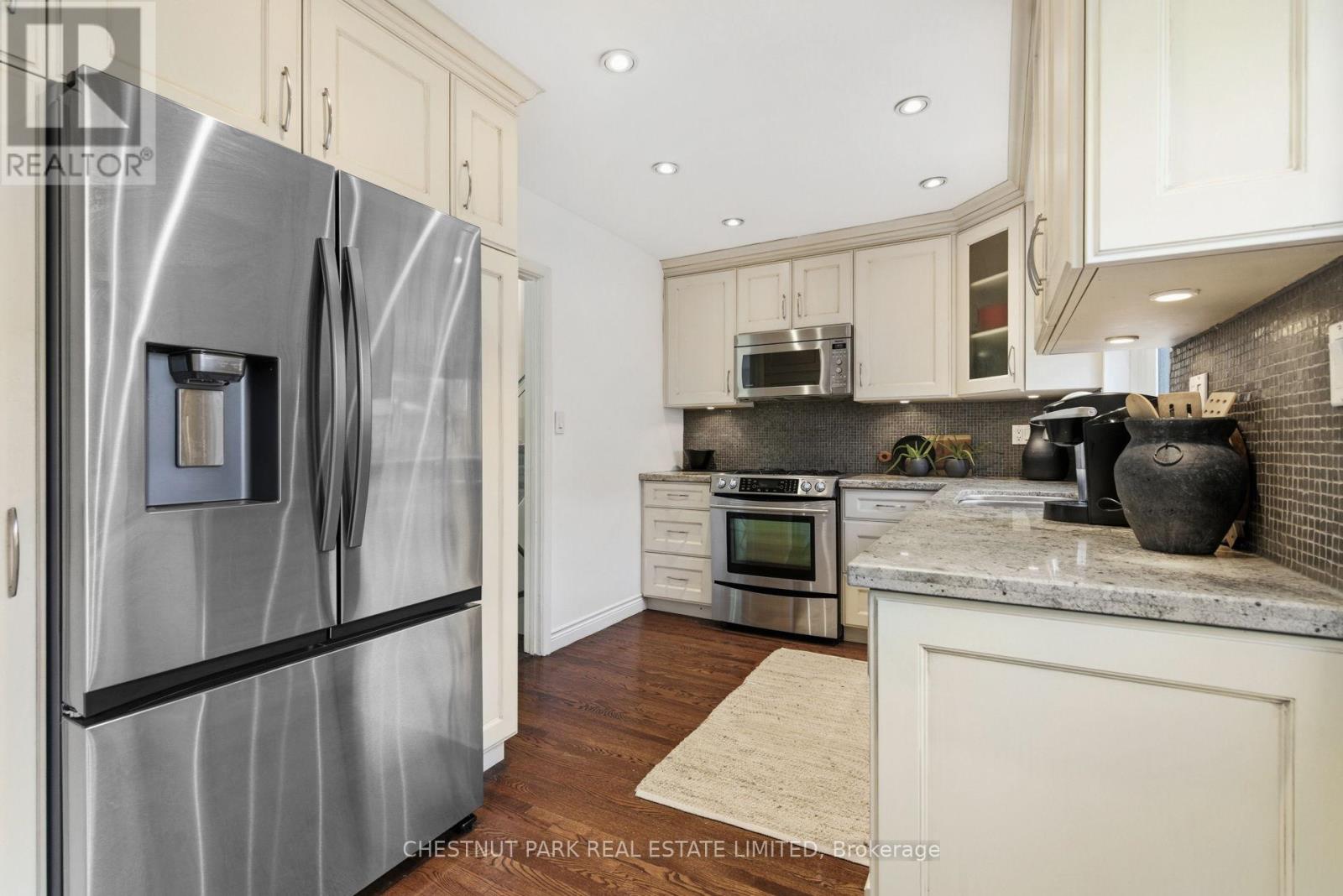 62 Talwood Drive, Toronto (Banbury-Don Mills), Ontario  M3B 2P5 - Photo 7 - C12476060