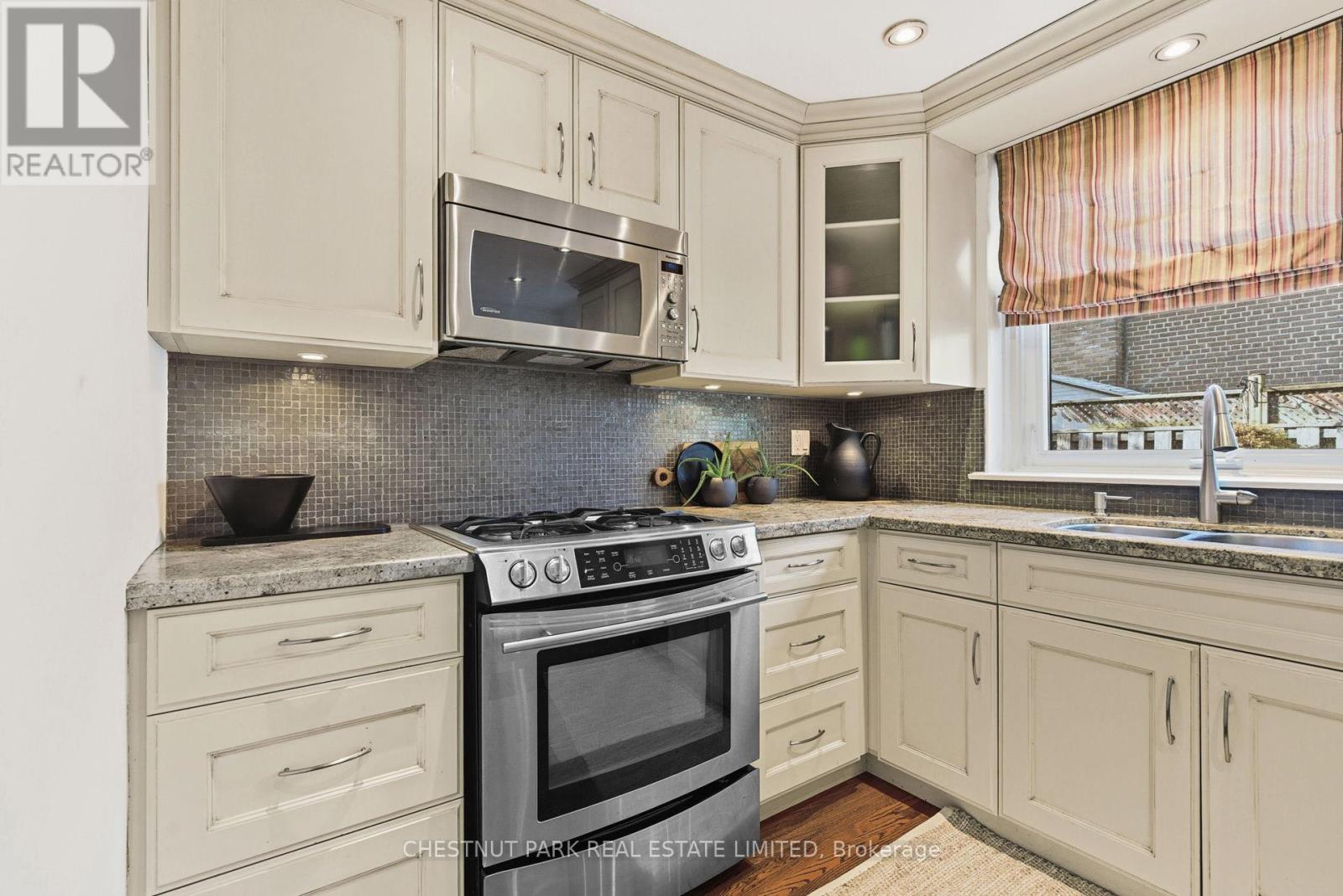 62 Talwood Drive, Toronto (Banbury-Don Mills), Ontario  M3B 2P5 - Photo 8 - C12476060