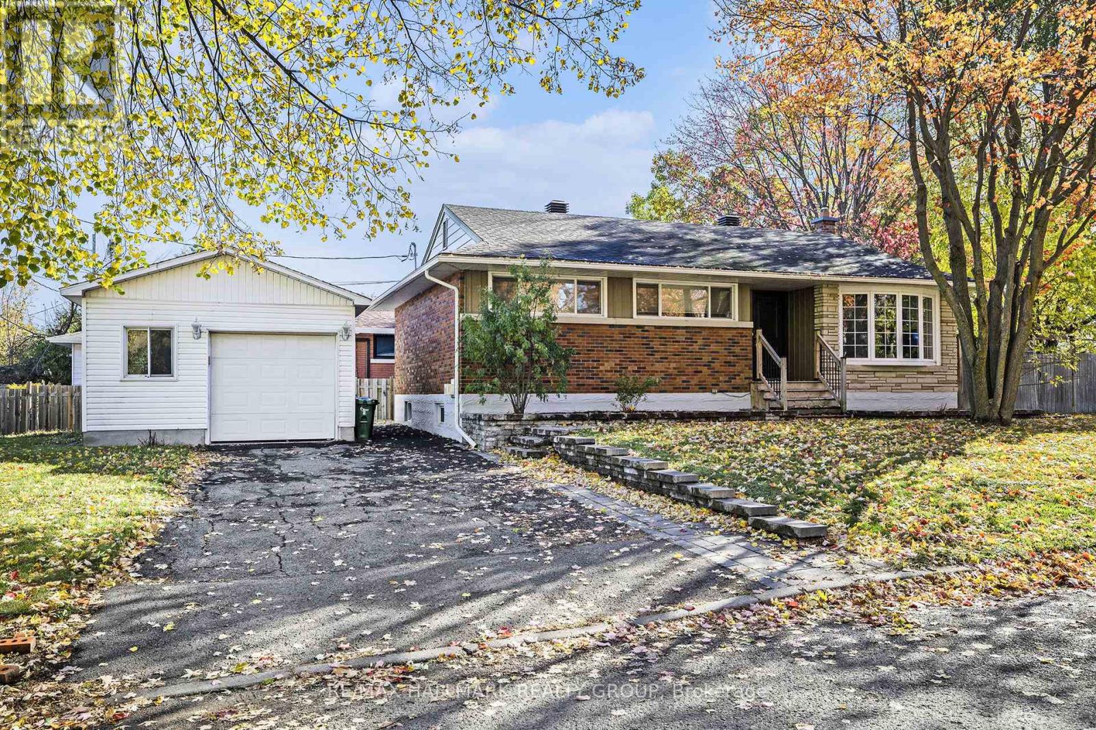 715 Holt Crescent, Ottawa, Ontario  K1G 2Y4 - Photo 1 - X12476341