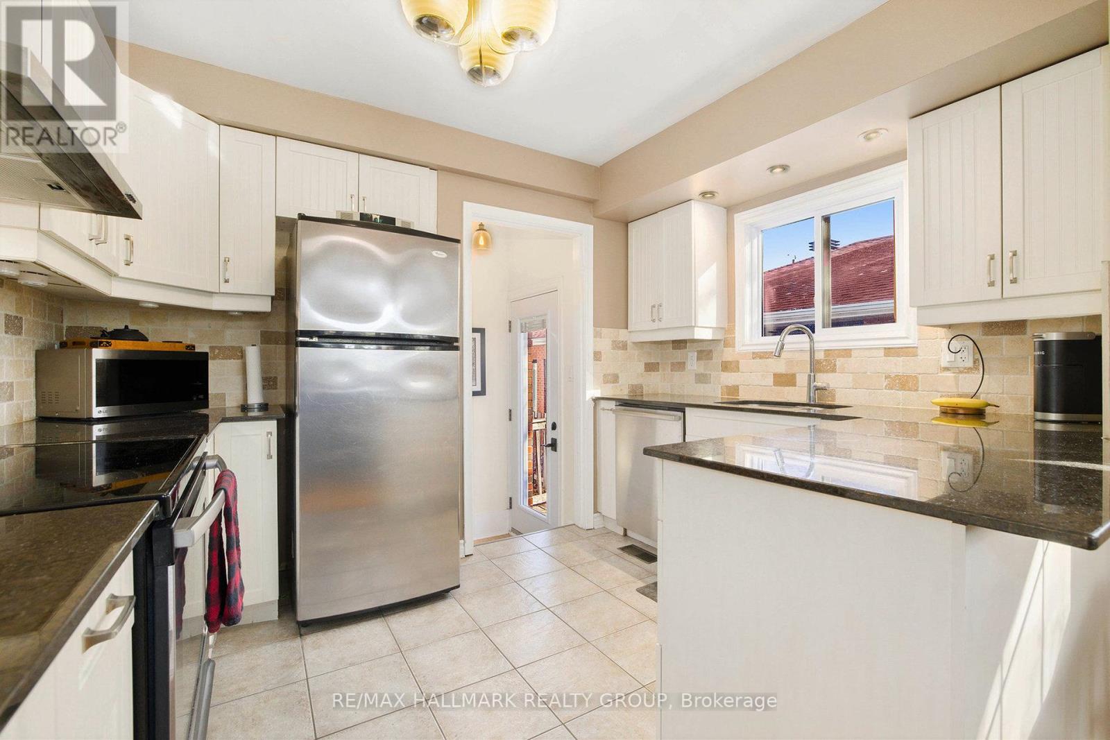 715 Holt Crescent, Ottawa, Ontario  K1G 2Y4 - Photo 10 - X12476341