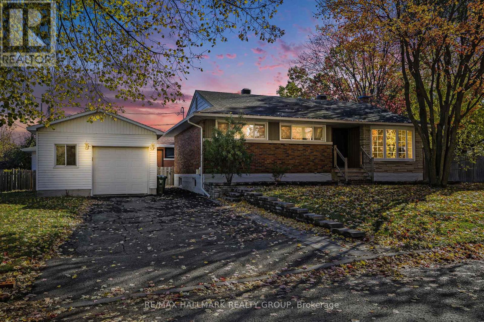 715 Holt Crescent, Ottawa, Ontario  K1G 2Y4 - Photo 2 - X12476341