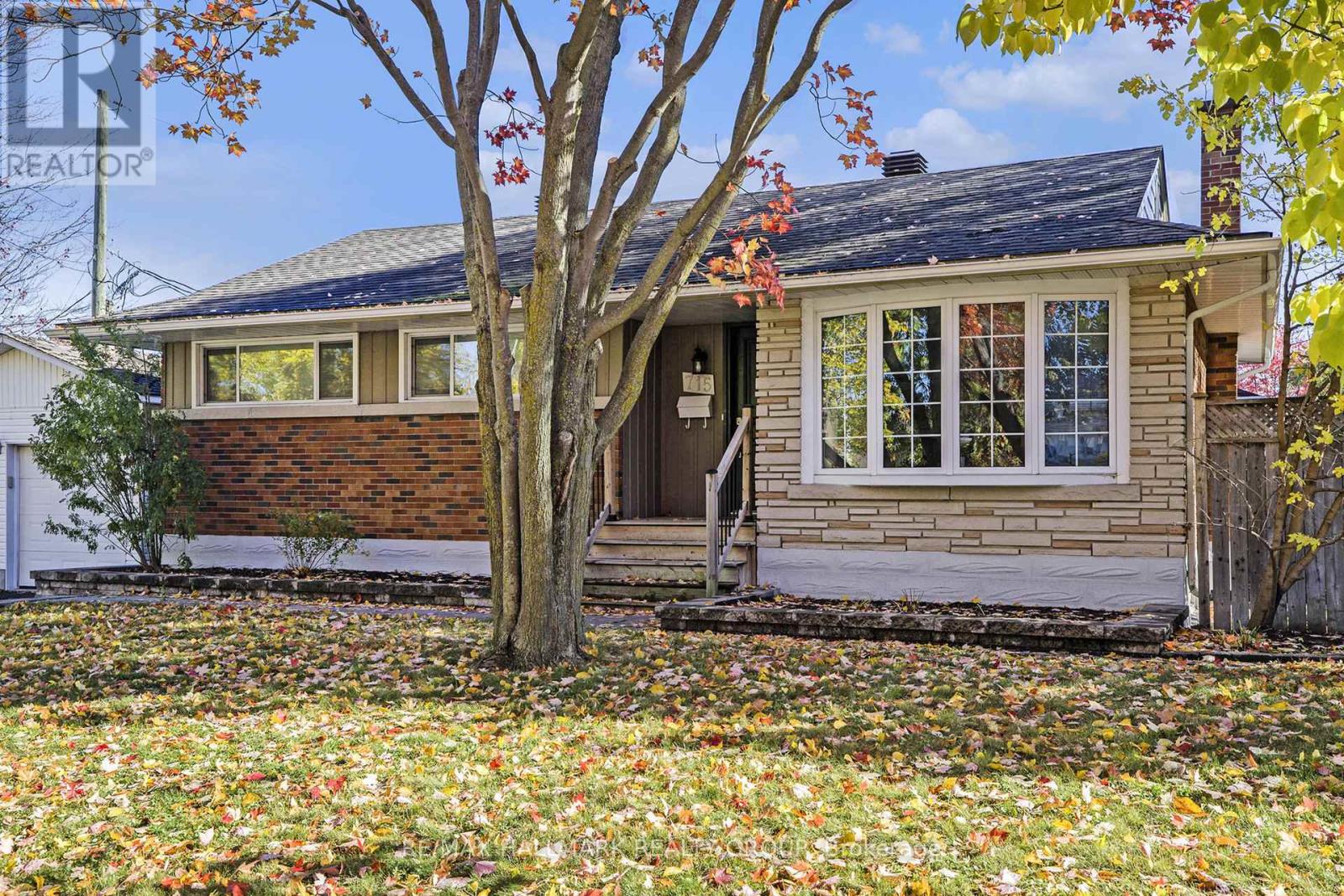 715 Holt Crescent, Ottawa, Ontario  K1G 2Y4 - Photo 3 - X12476341