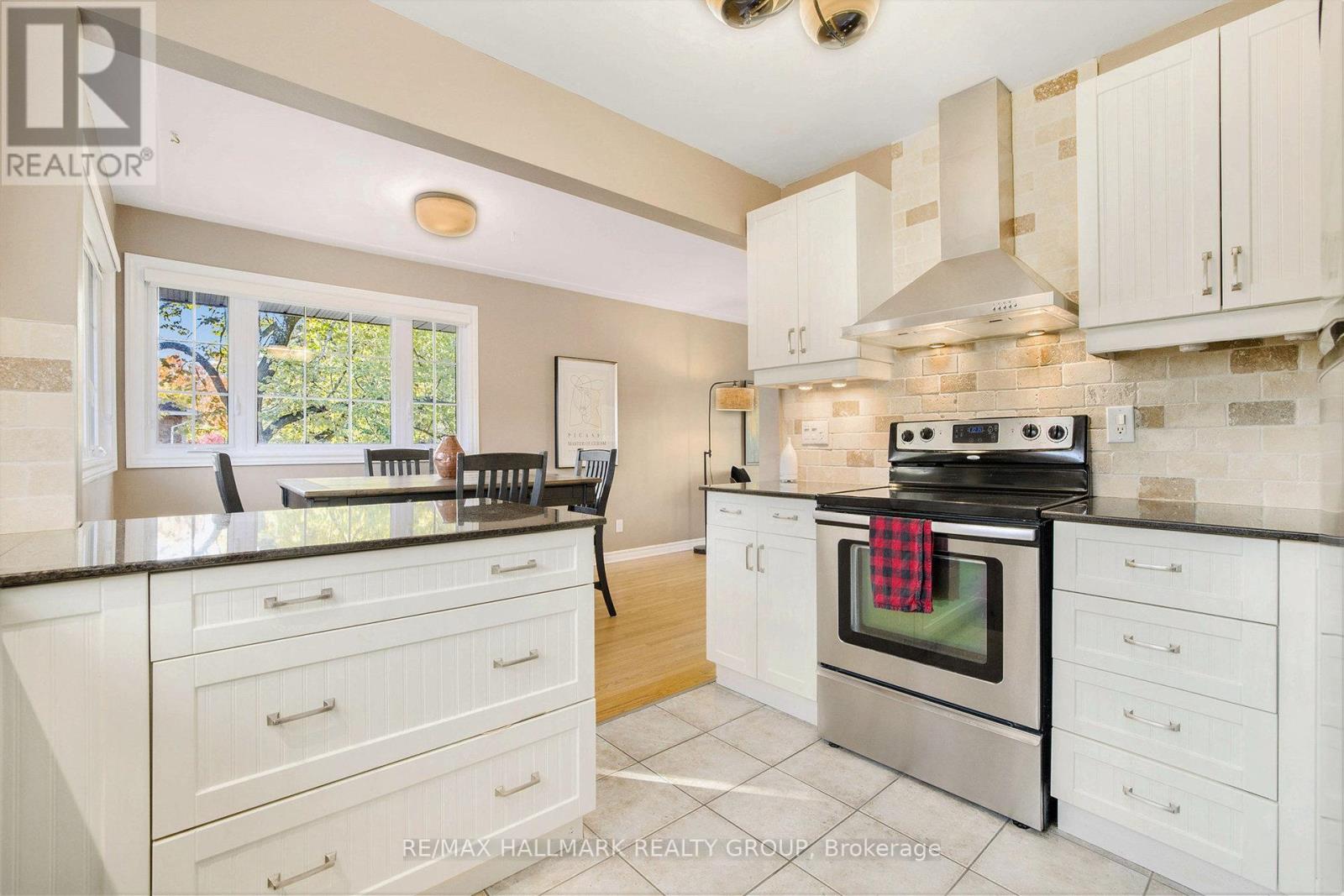715 Holt Crescent, Ottawa, Ontario  K1G 2Y4 - Photo 8 - X12476341