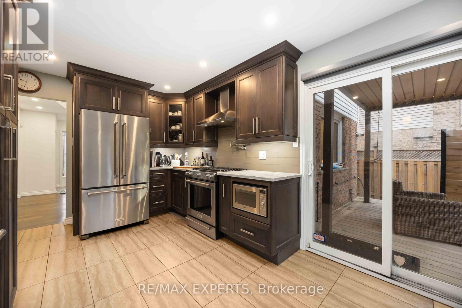 93 Stiver Drive, Newmarket (Bristol-London), Ontario  L3Y 7W2 - Photo 10 - N12476137
