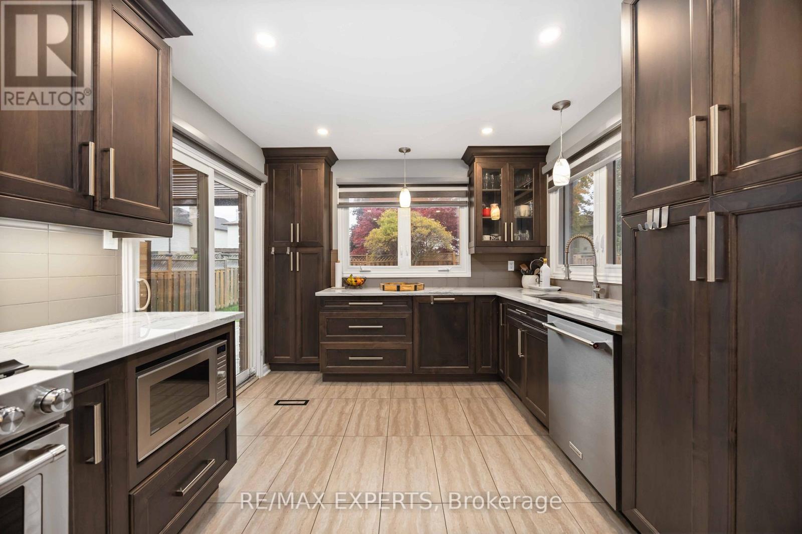 93 Stiver Drive, Newmarket (Bristol-London), Ontario  L3Y 7W2 - Photo 12 - N12476137