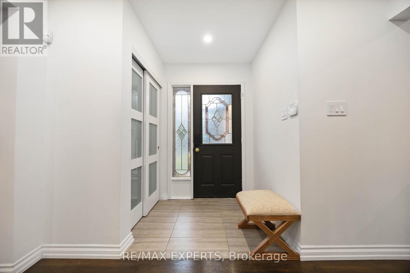 93 Stiver Drive, Newmarket (Bristol-London), Ontario  L3Y 7W2 - Photo 2 - N12476137