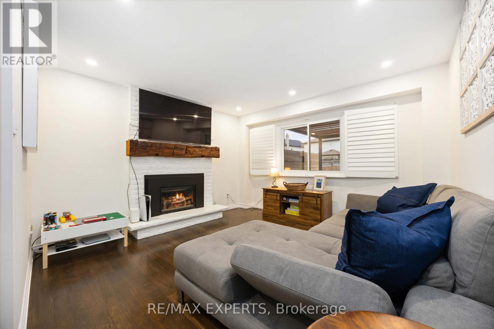93 Stiver Drive, Newmarket (Bristol-London), Ontario  L3Y 7W2 - Photo 3 - N12476137
