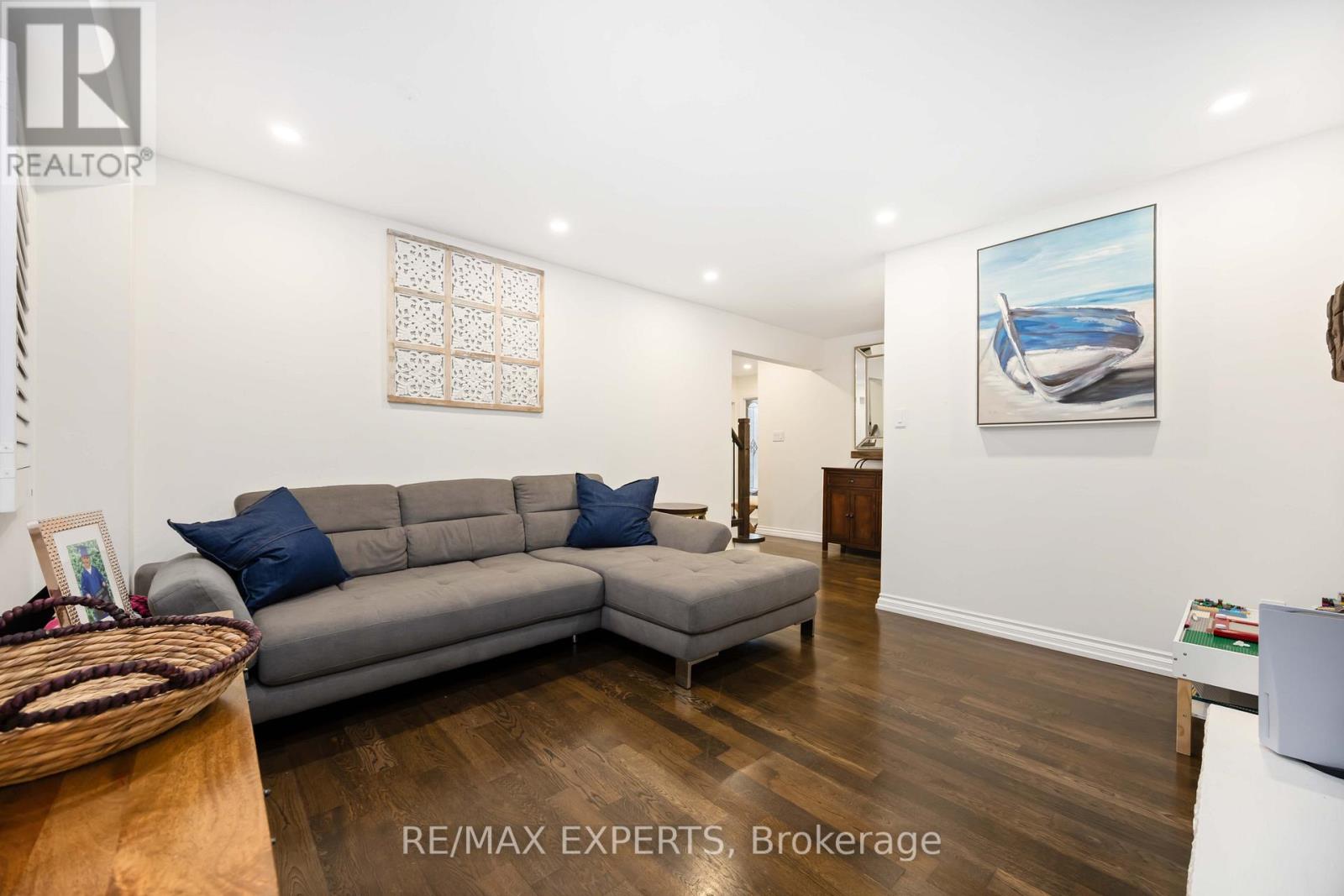 93 Stiver Drive, Newmarket (Bristol-London), Ontario  L3Y 7W2 - Photo 4 - N12476137